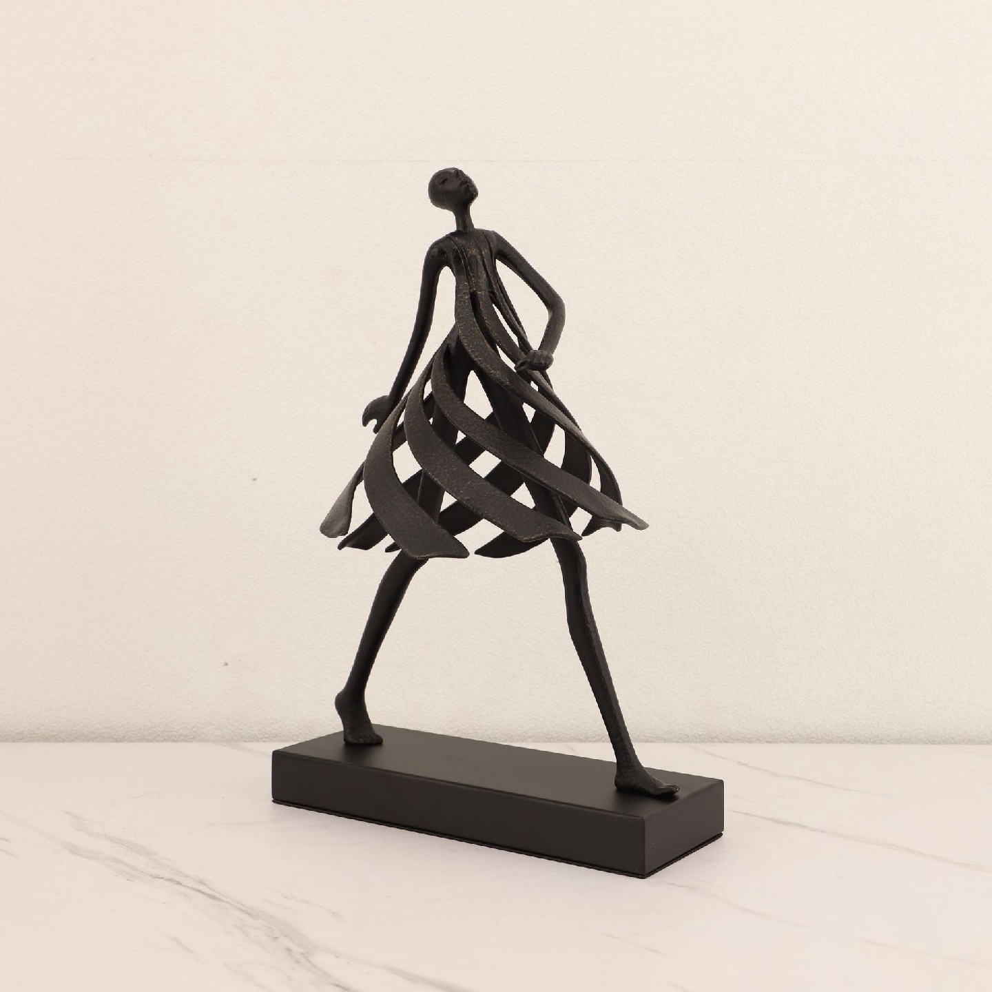 北欧极简金属人物摆件样板房卧室客厅餐厅书房酒柜茶几家居装饰品