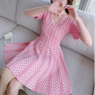 V领连衣裙女夏2024新款 洋气减龄收腰百褶裙子 夏季 小清新甜美修身