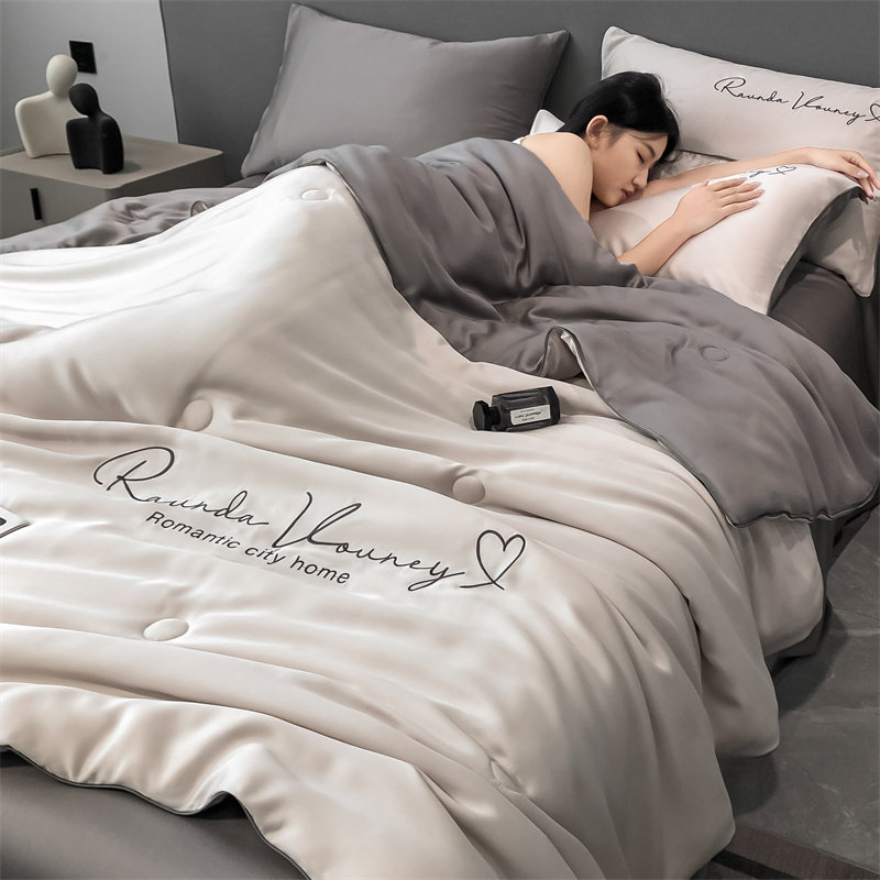 2025新款夏季冰丝空调被四件套夏凉被单双人宿舍夏被薄款被子机洗