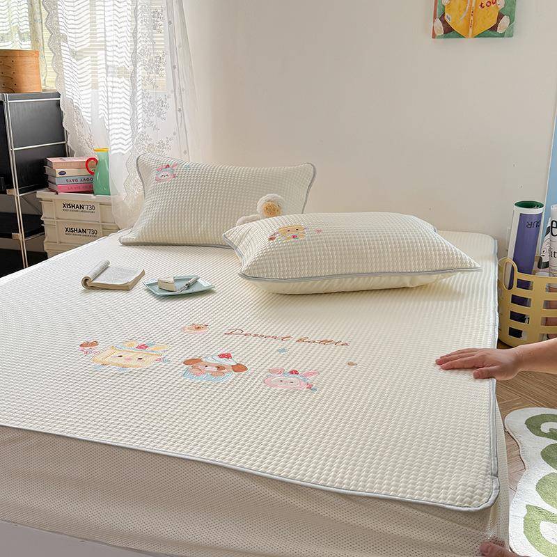 卡通刺绣冰丝豆豆凉席三件套PE夏天可水机洗凉感丝空调席子床笠款