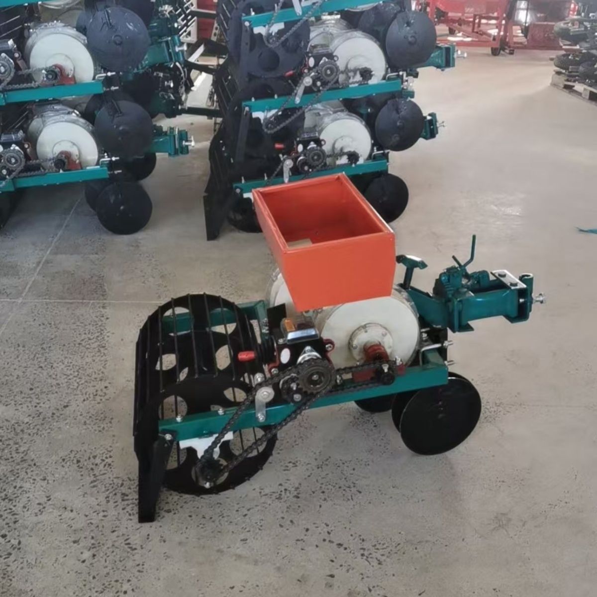 手扶拖拉机花生播种机农用小型多功能施肥覆膜打药一体机