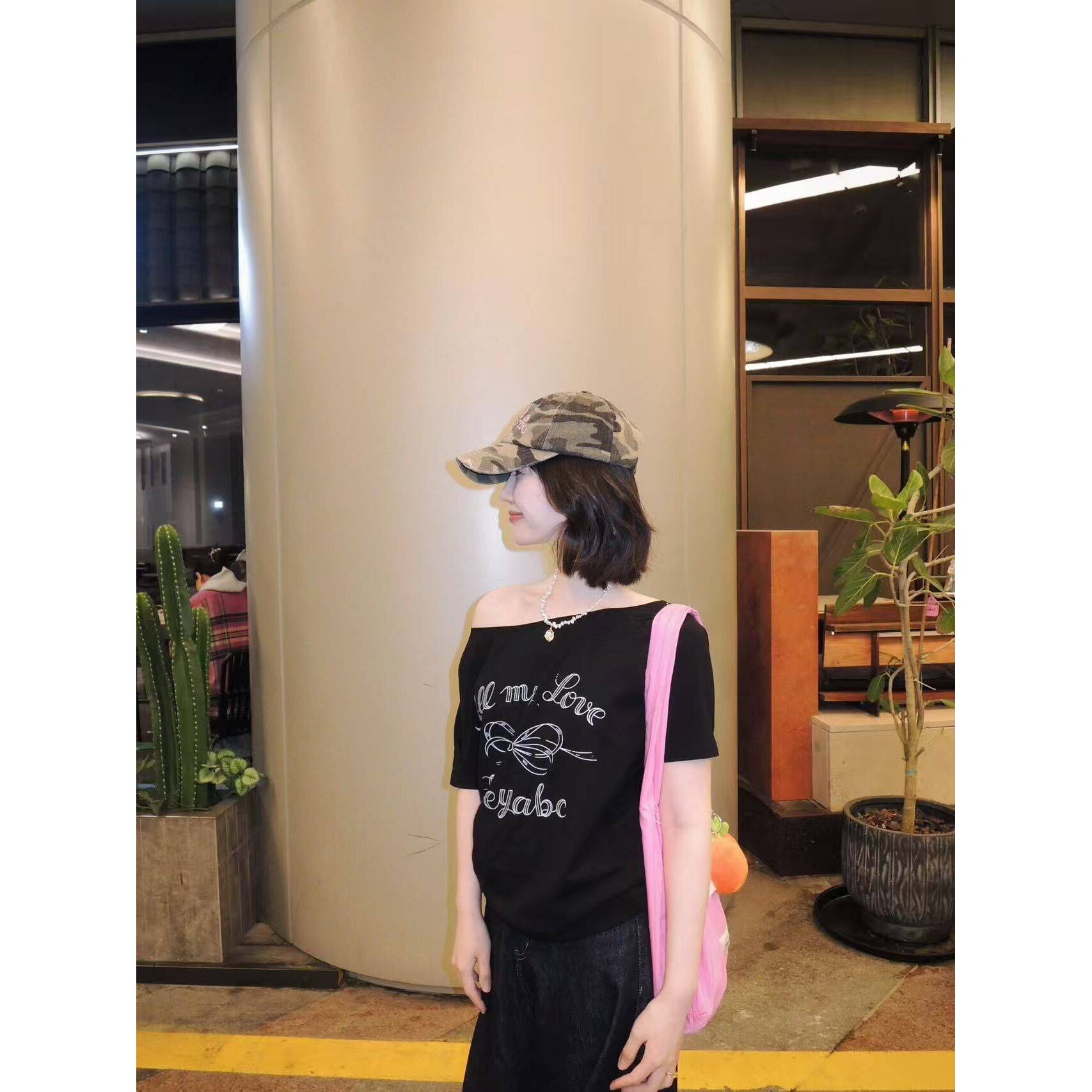 甜辣一字领斜肩短袖T恤夏季设计感涂鸦印花宽松chic露肩打底上衣