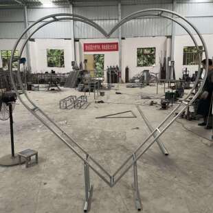 婚庆爱心背景合影墙装饰铁艺造型迎宾区心型拍照布幔架子定做