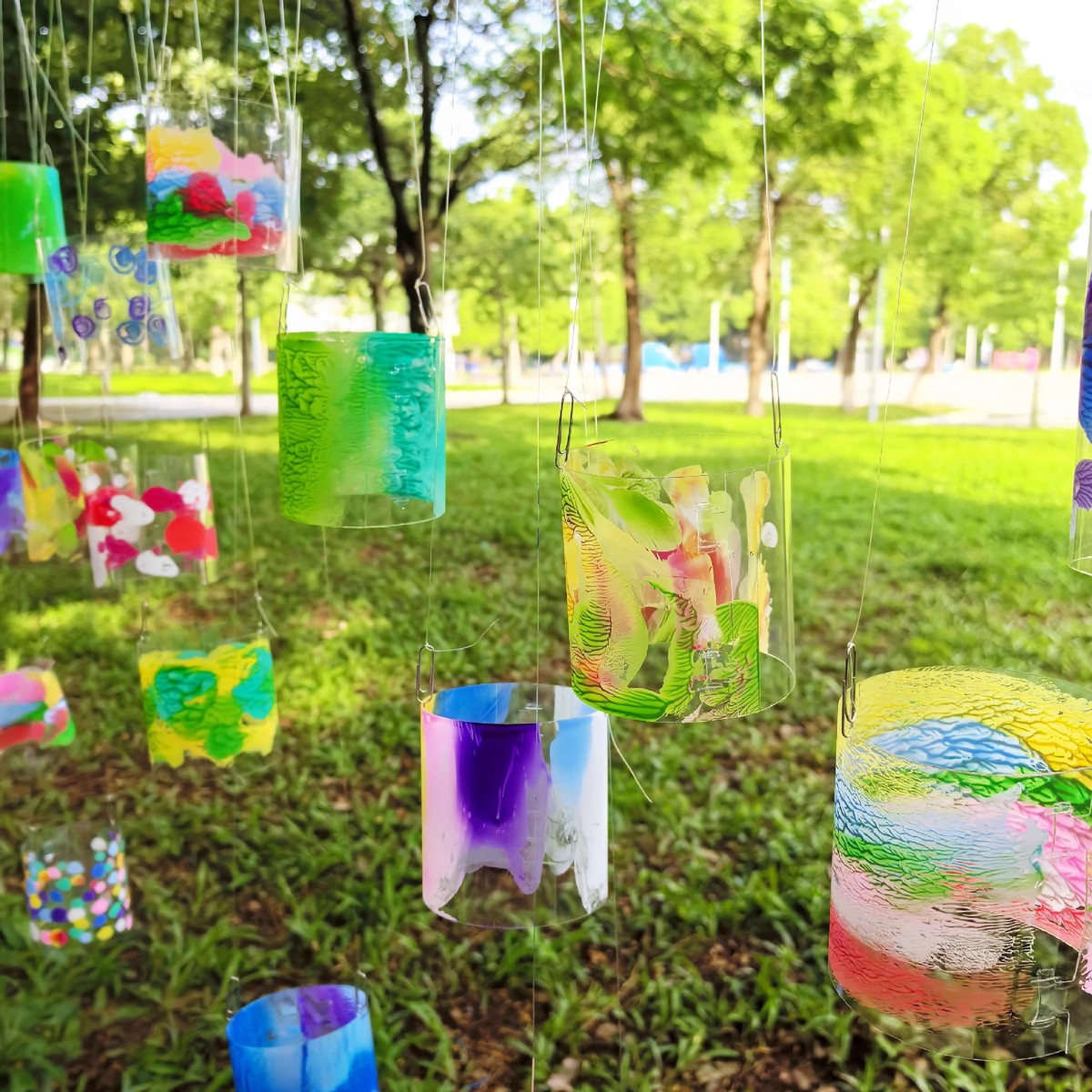 幼儿园美工区绘画片pvc塑料透明圆筒形吊饰走廊挂件环创装饰diy图片