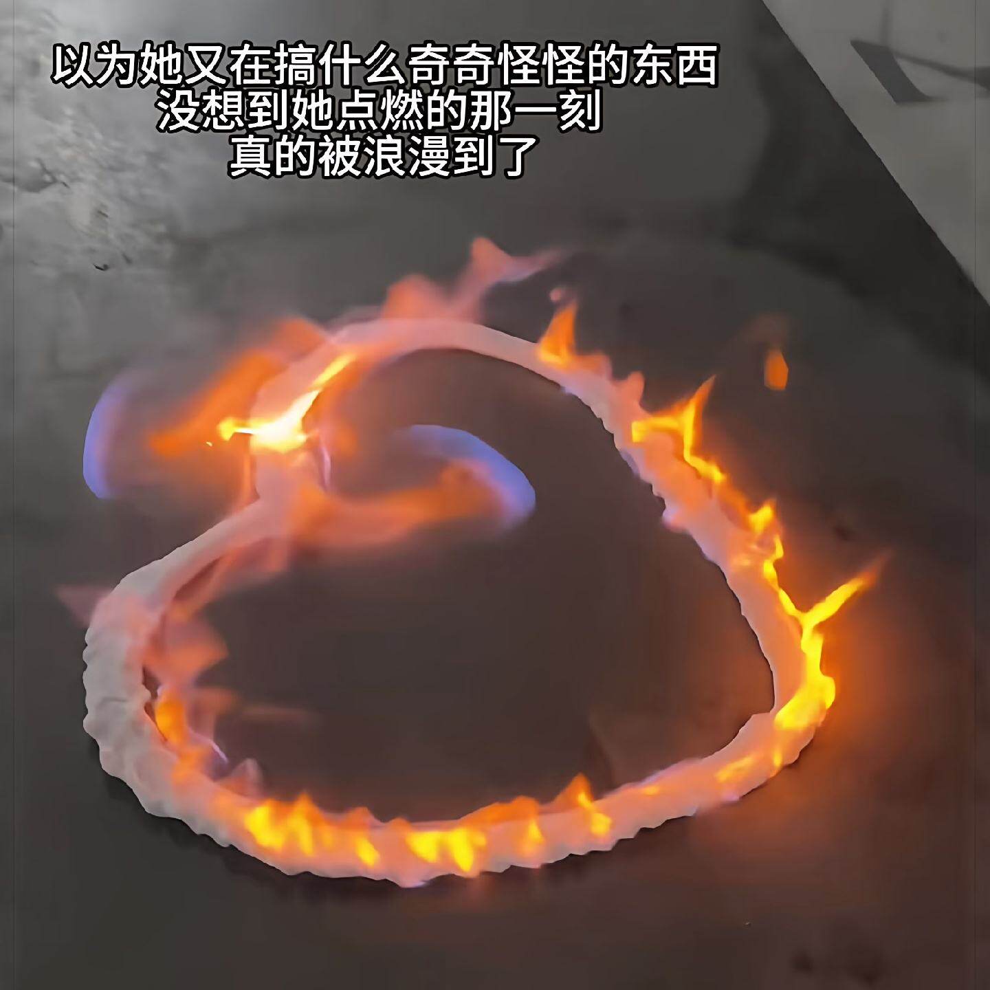 雪花喷雾白色泡沫人工造雪可点燃浪漫惊喜元旦圣诞节氛围拍照道具 - 实物图