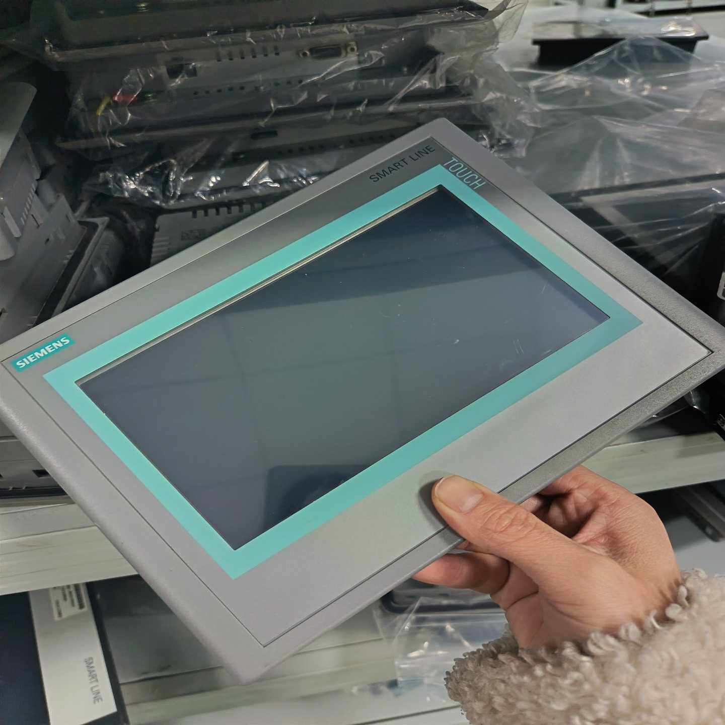 西门子7寸触摸屏Smart700IE，型号648-0BC--议价商品