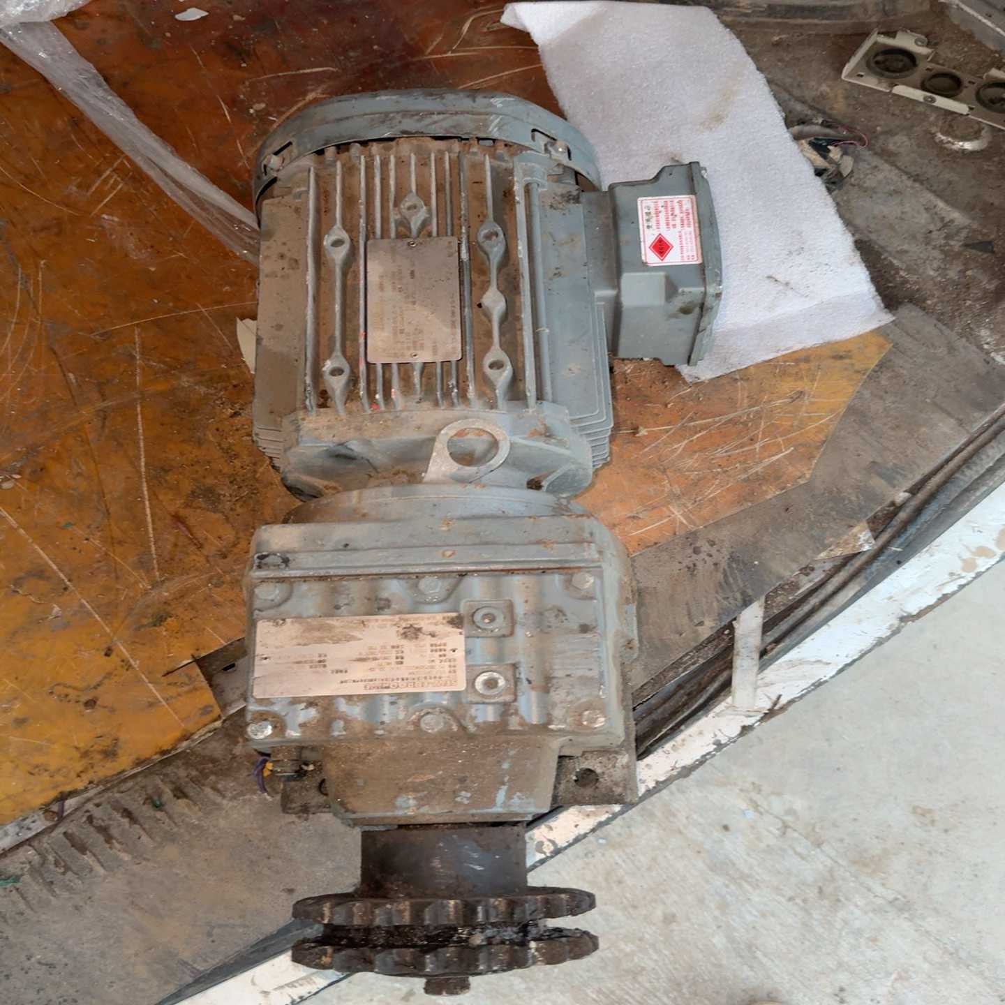 SEW卧式齿轮减速机，型号R57DRS100M4，功率3.