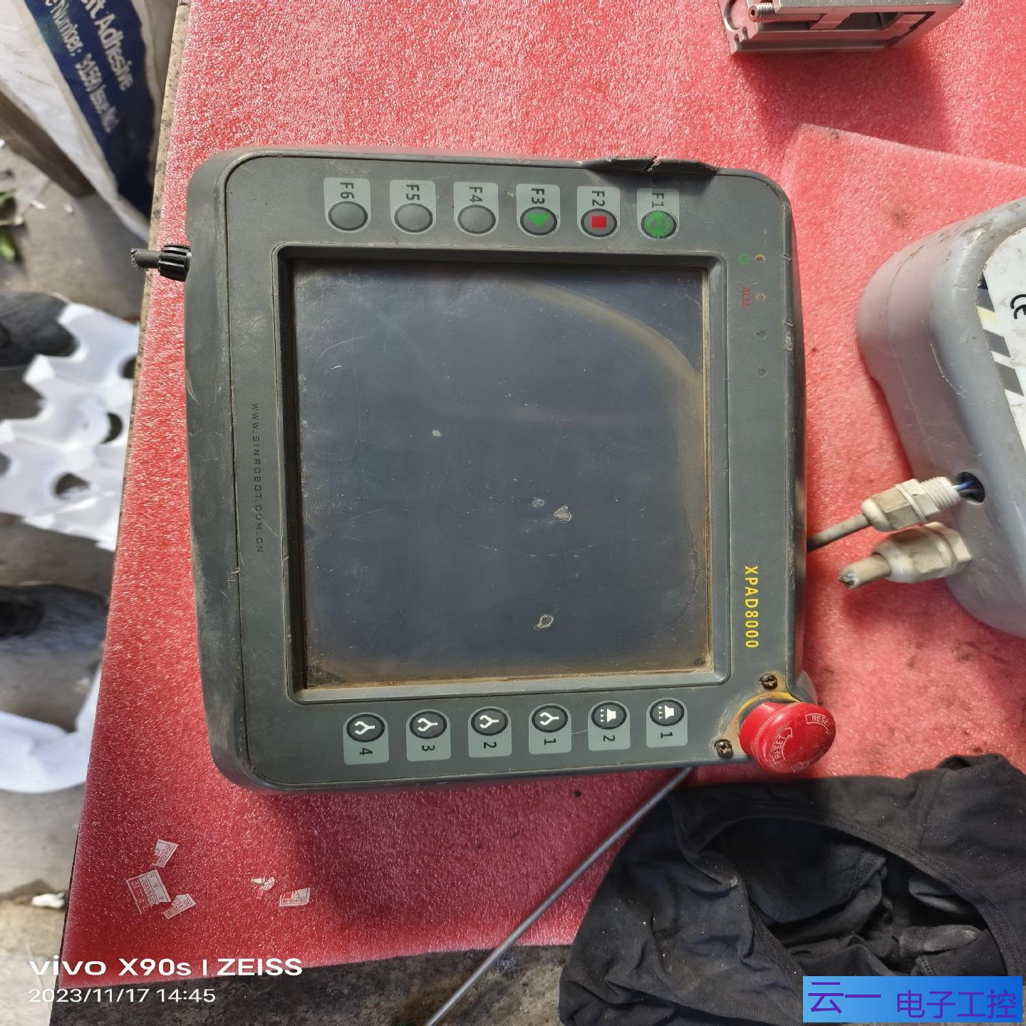 新睿示教器一个型号XPAD8000厂里拿回来线剪断了；议价