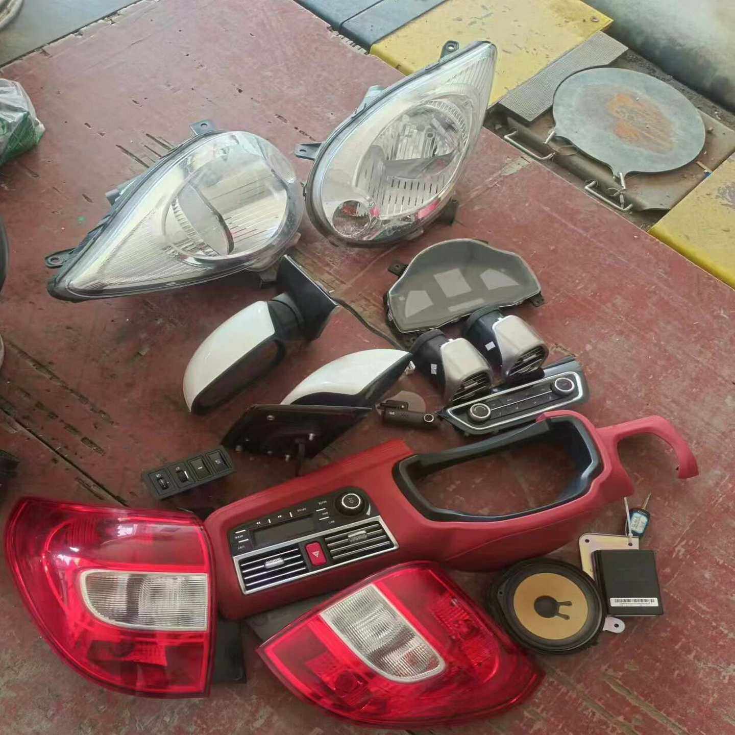 江淮IEV6E前大灯后尾灯反光镜空调面板，出风口，调灯光开关--议