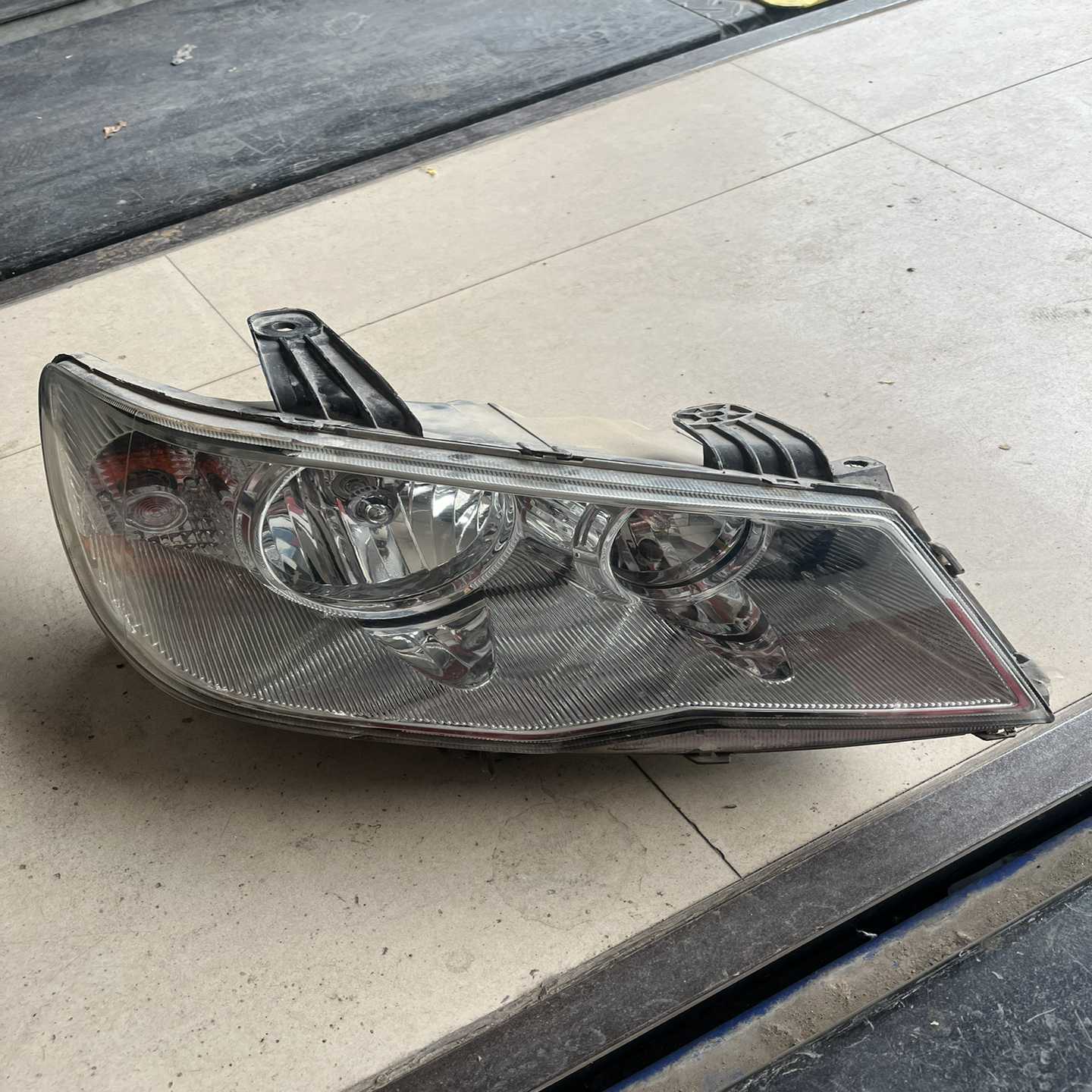 陆风X8前大灯总成，成色如图，轻微使用痕迹。适合老款陆风X8--议