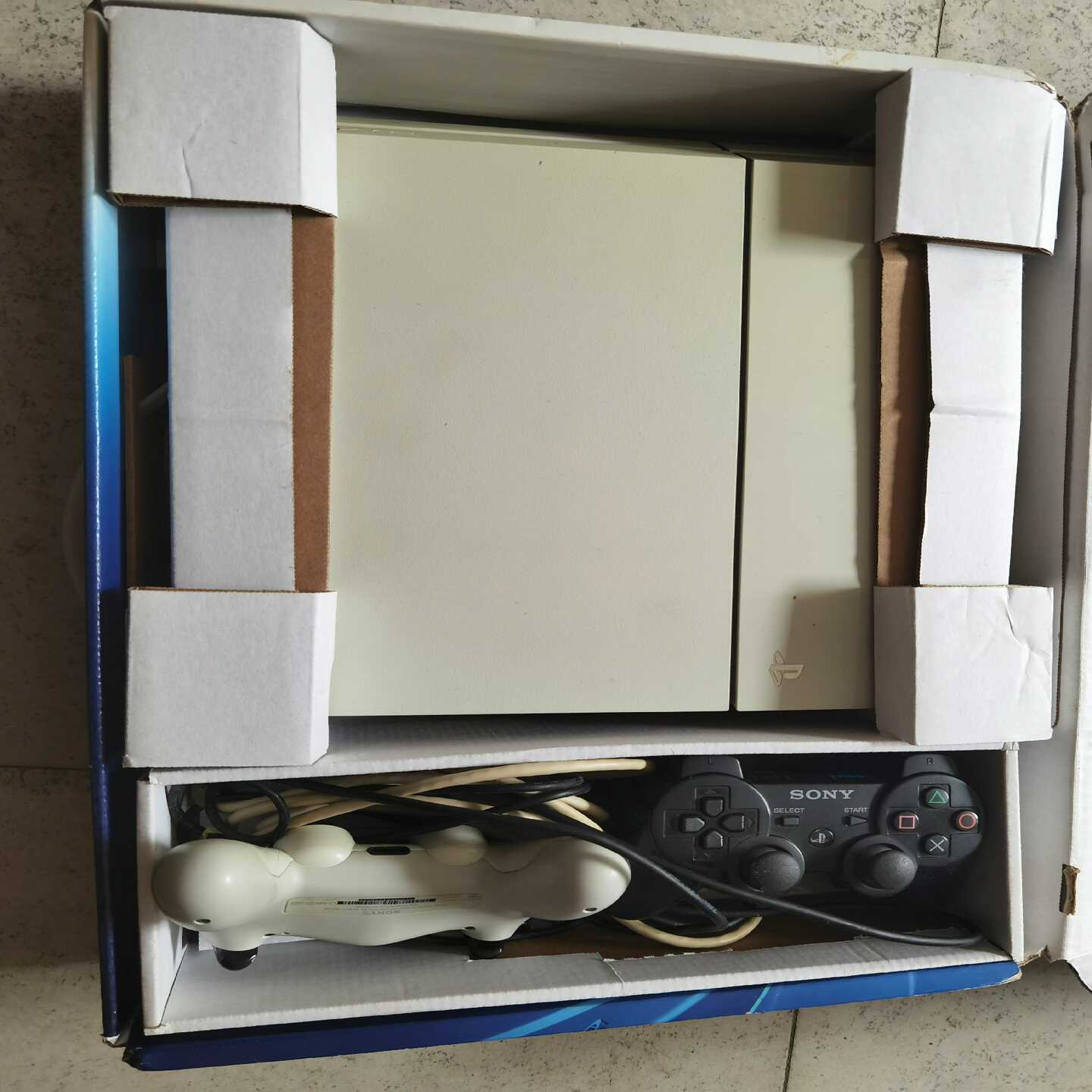 ps4游戏机带俩黑色手柄一直闲置。,今天收拾东西翻出来--议价商