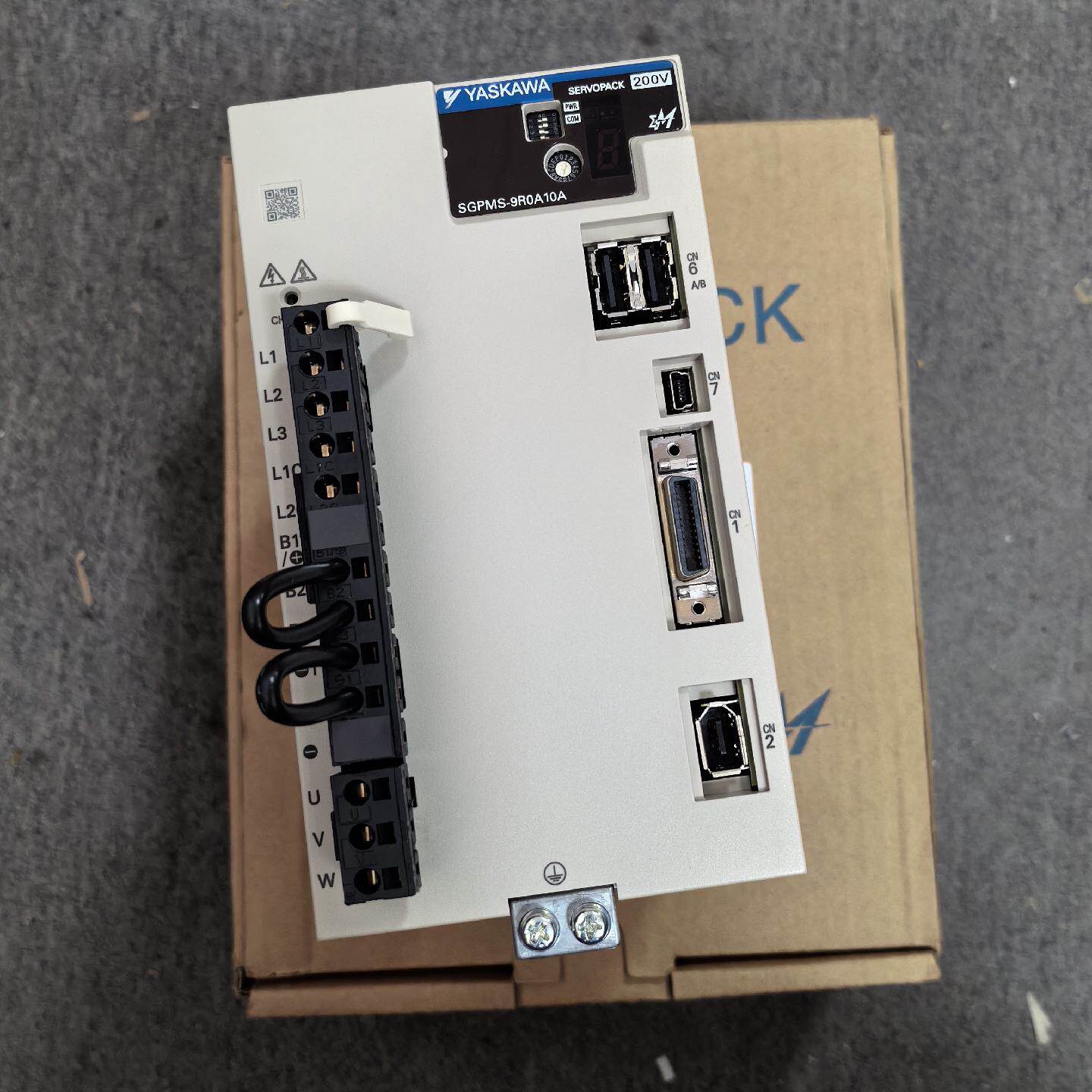 议价安川驱动器SGPMS-9R0A10A 1.8KW 三相220V全新无包装现货