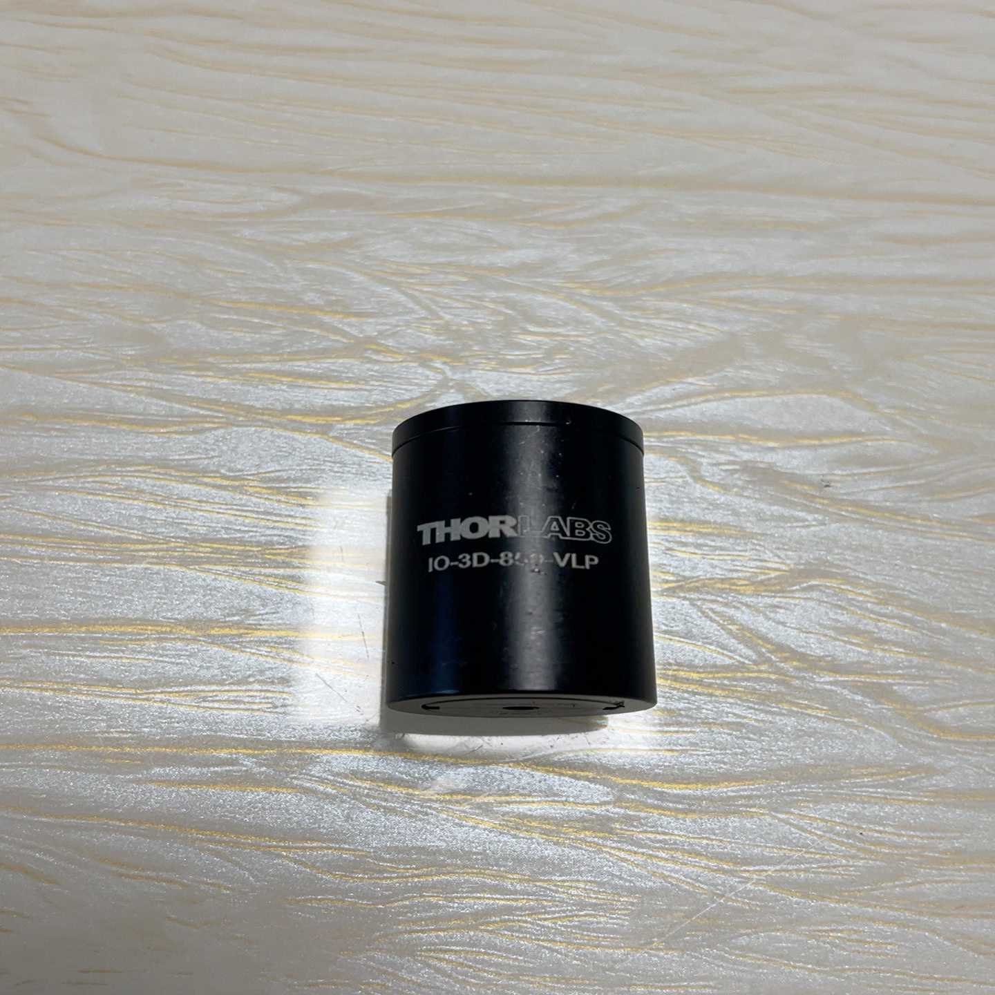 询价IO-3D-850-VLP850nm空间平行光隔离器。光束