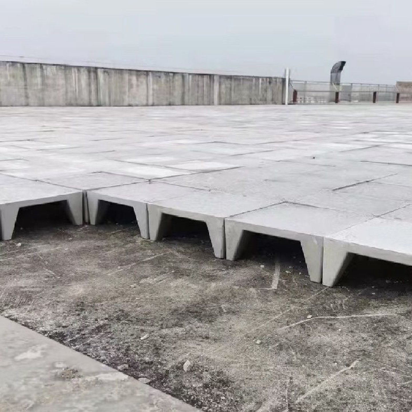 贵州毕节隔热砖楼顶四脚五脚楼面屋顶防晒天台水泥隔热砖厂家直销