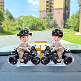 双人情侣太阳能汽车摇头摆件亚克力亲子一家四人定制diy头像照片