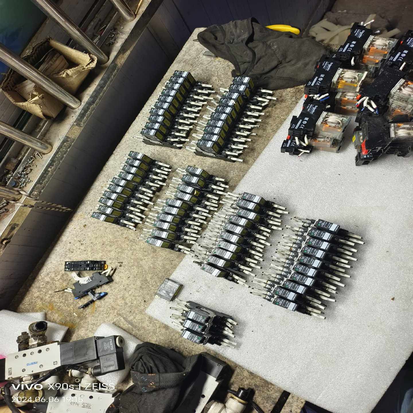 快达CRYDOM固态继电器64个，型号：ED24D5