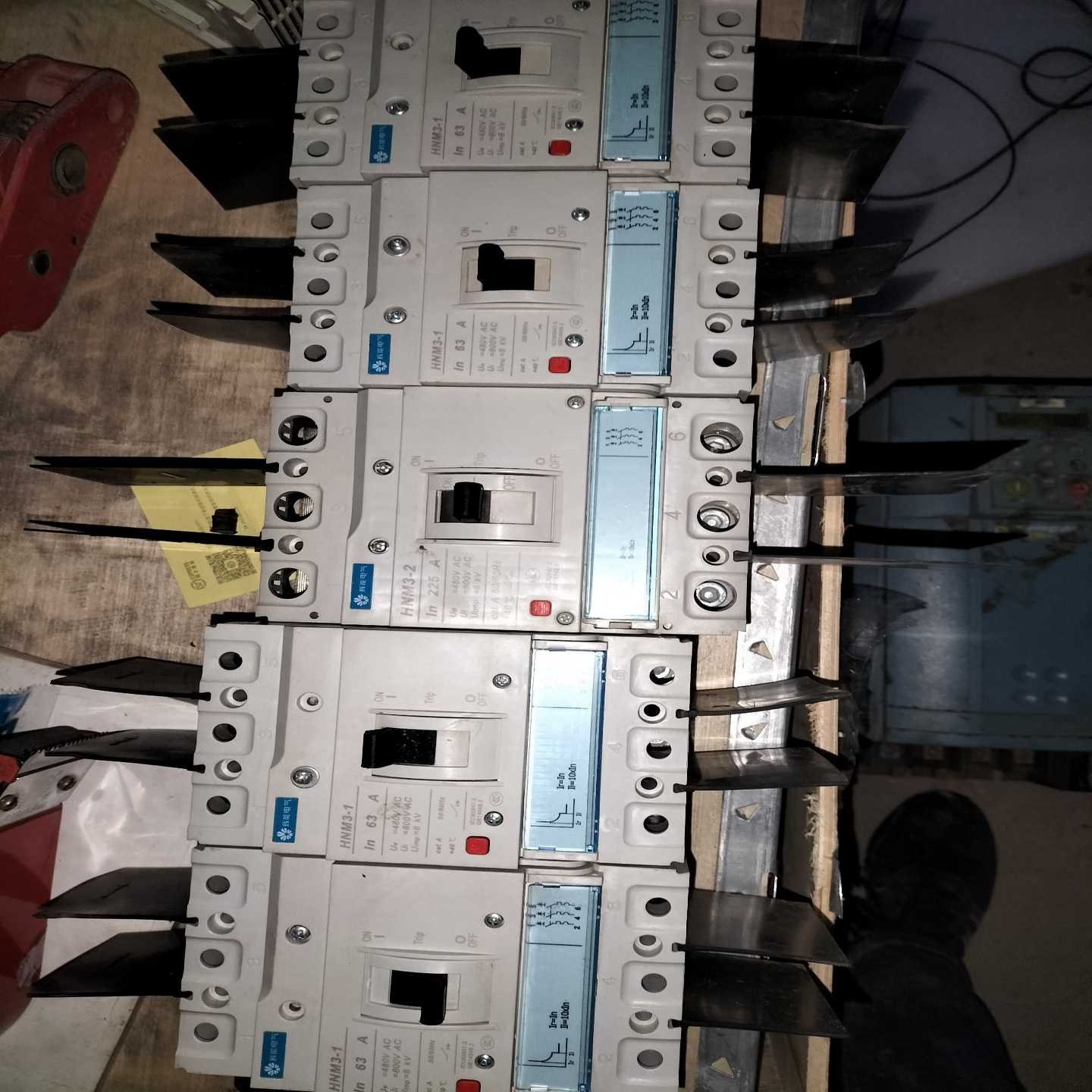 辉能电气断路器HNM3-1M/3TR63未通电(零零电子)