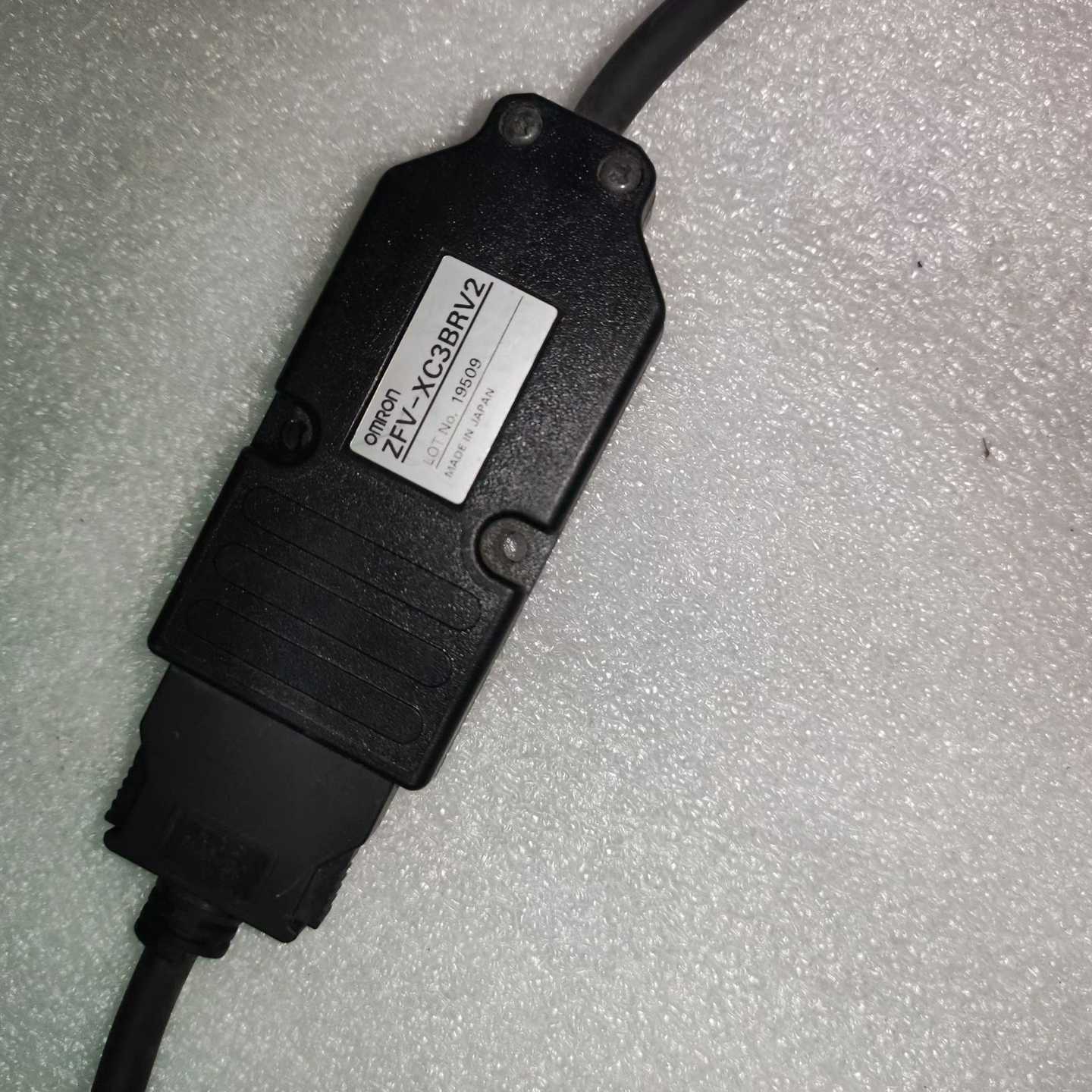 询价OMRON  ZFV-XC3BRV2实物图，三个是连接一起的议价