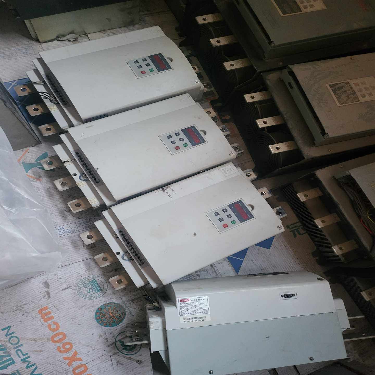 上海日普电机软启动器出，型号RPR1-3132，132KW，