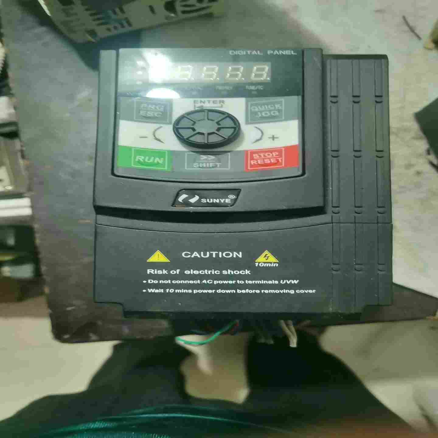 日业变频器CM530H4T2R2GB/4R0PB实物图适用