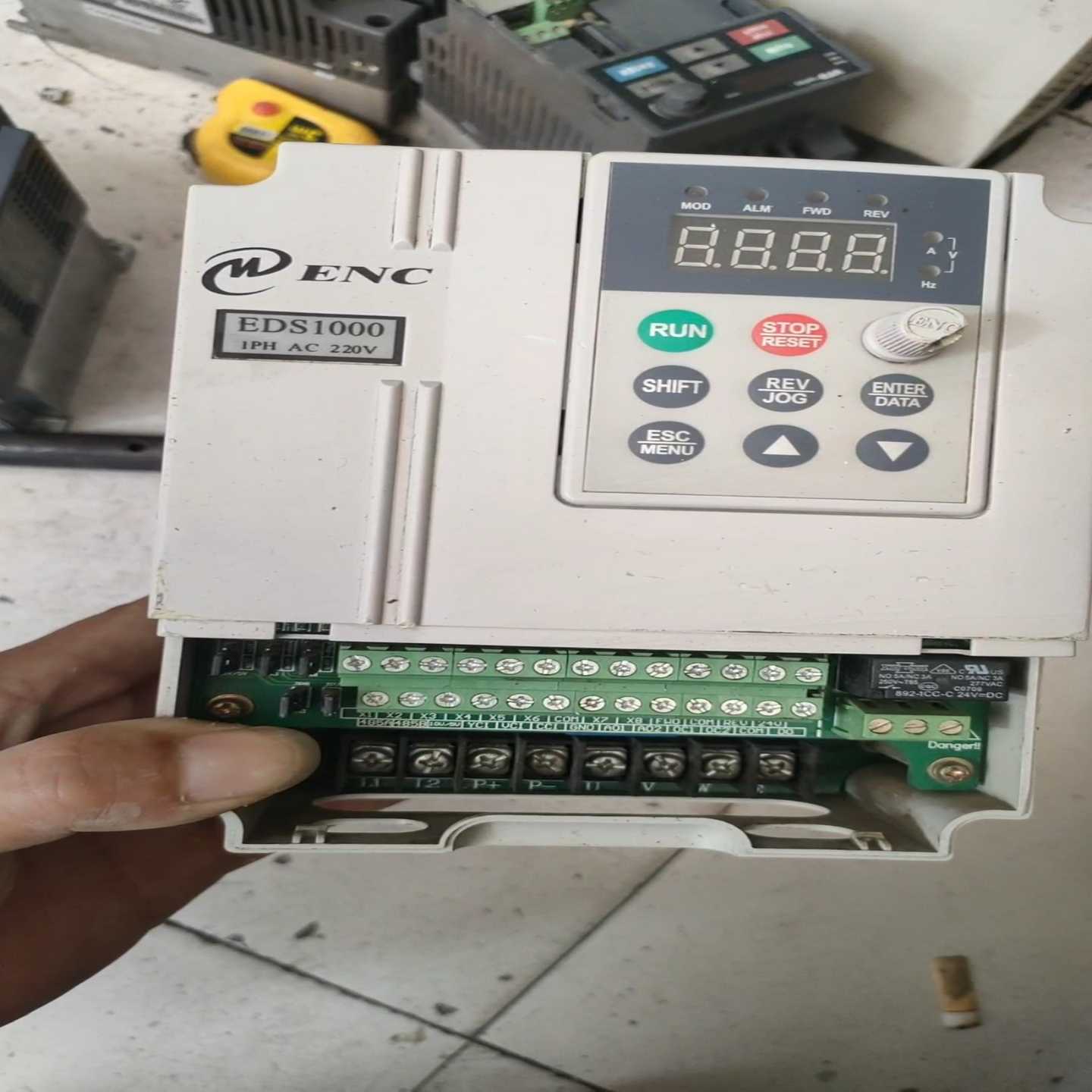 咨询-易能EDS1000-1.5KW变频器一台，220V，成色自定