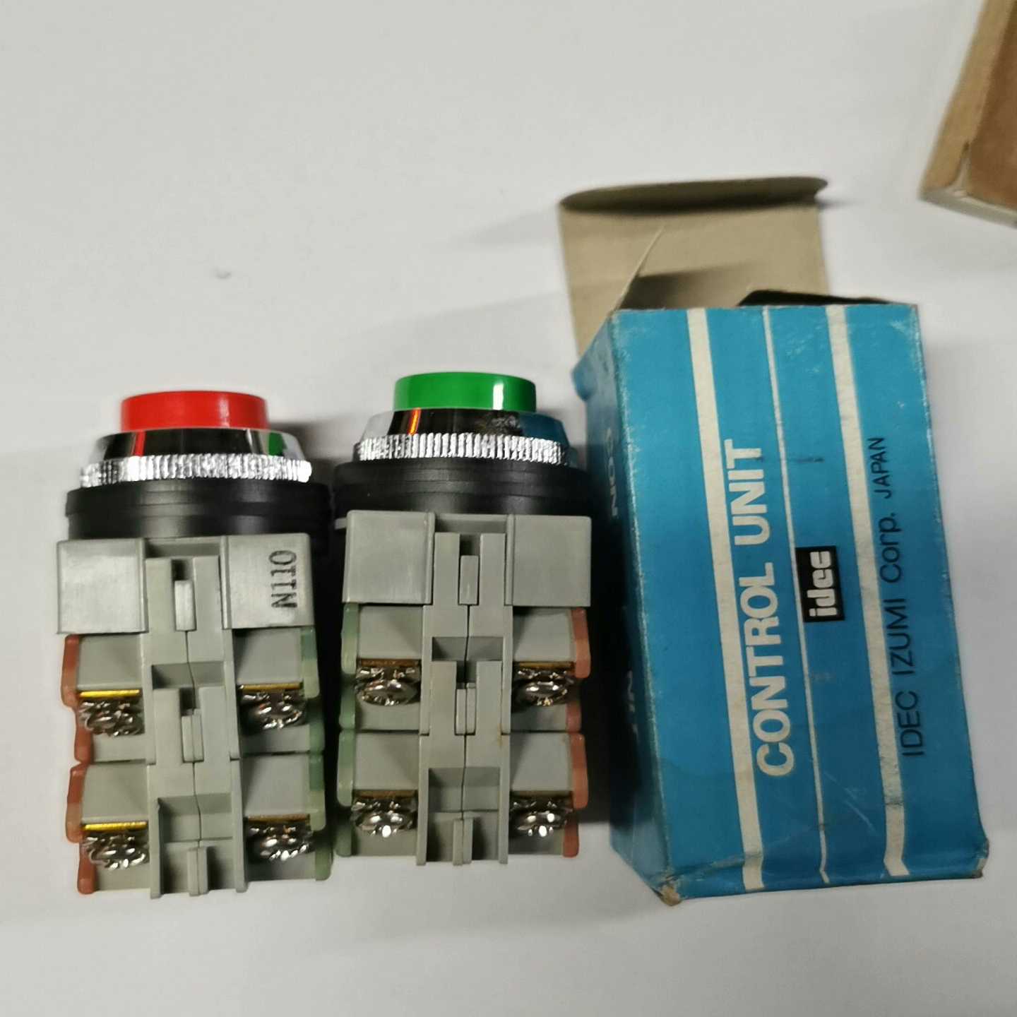 和泉按钮AOS,自锁2开2闭触点,口径25,5个适用
