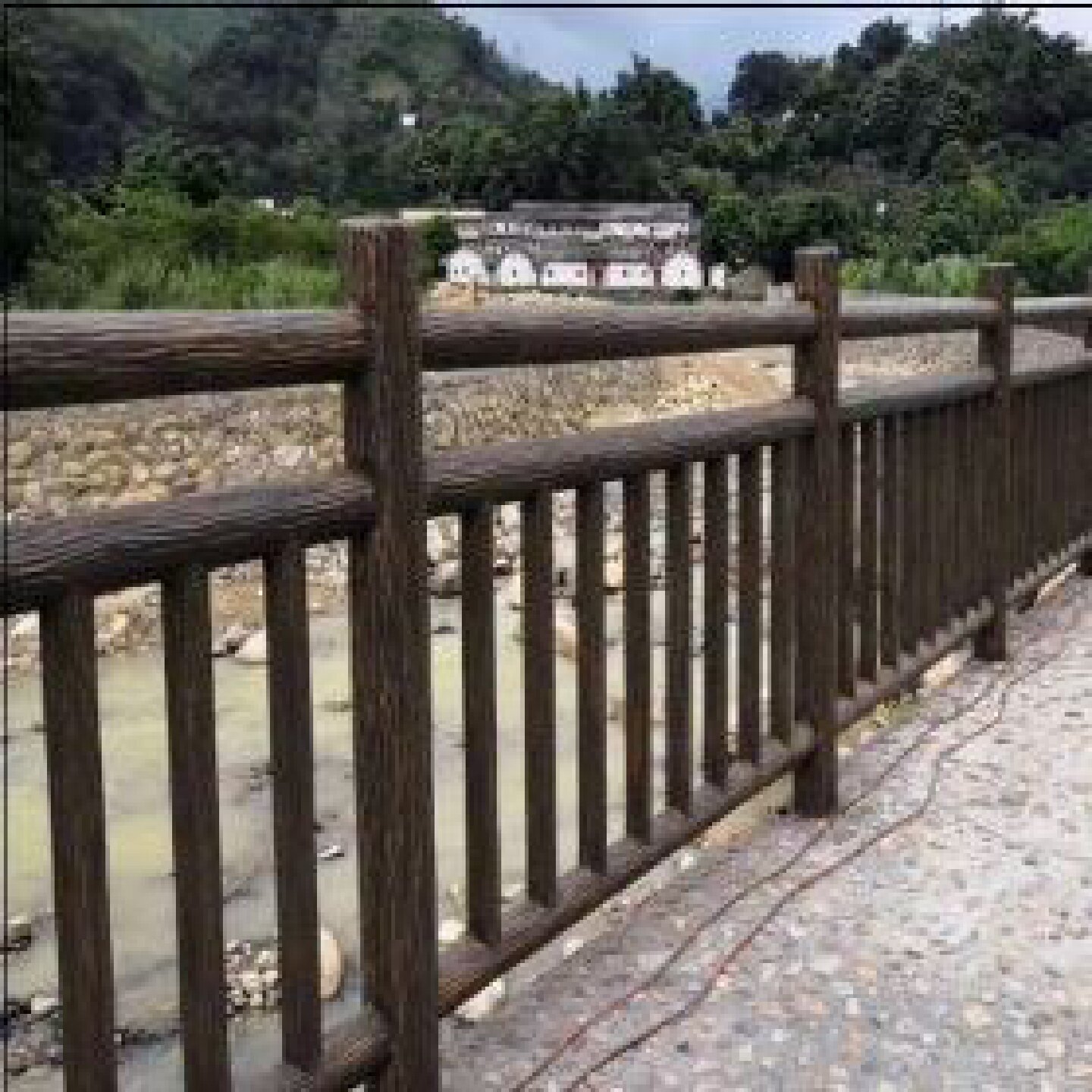 水泥仿木护栏河道景区仿藤围栏园林仿树皮木纹栏杆预制混凝土栏杆