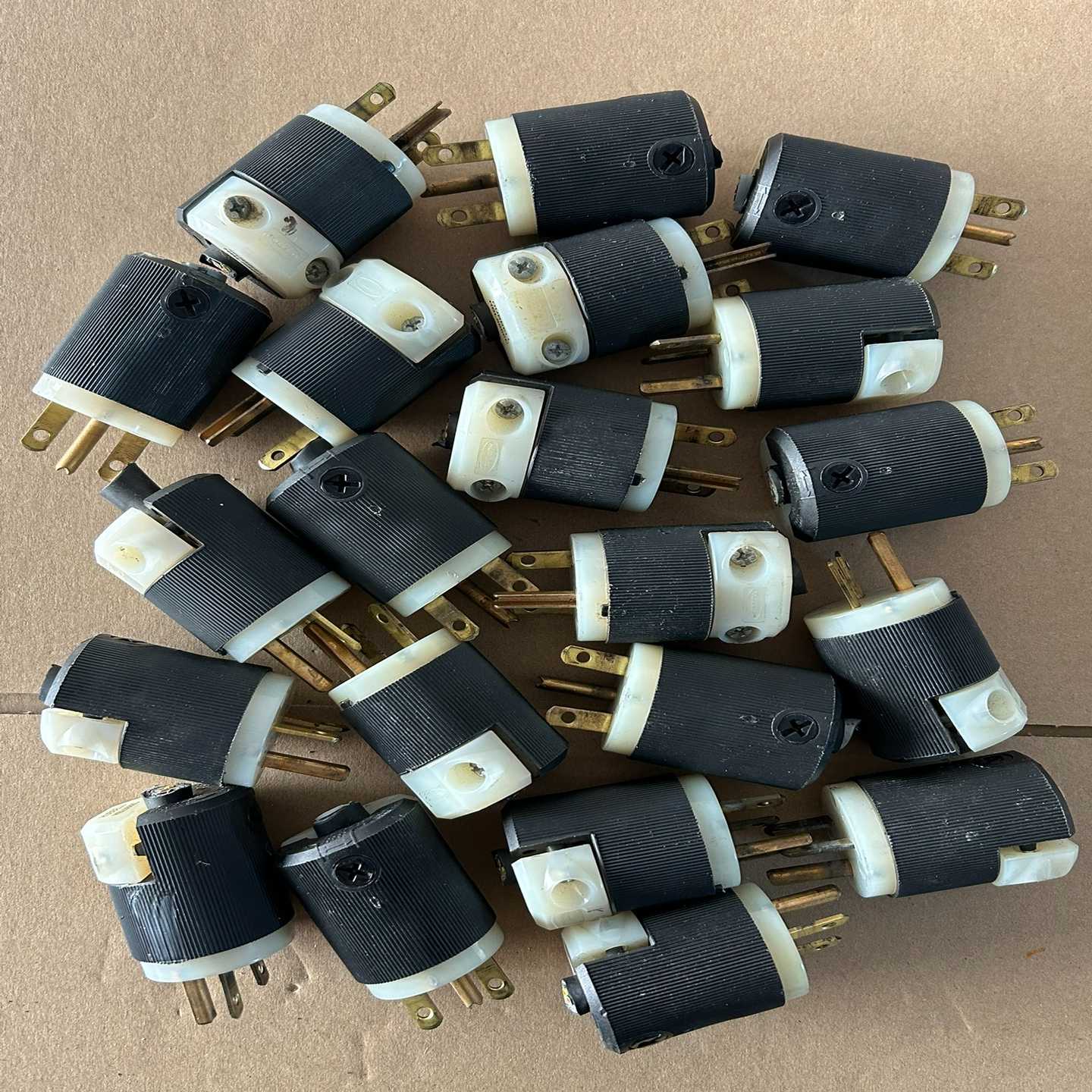 荷宝HBL5666C工业电源插头询价