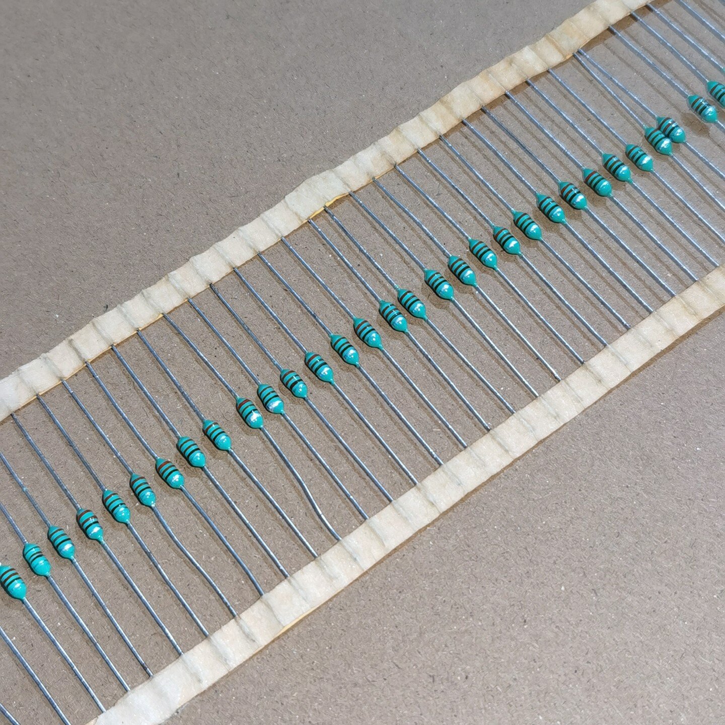 直插件色环电感AL0307221K色码电感41W22-询