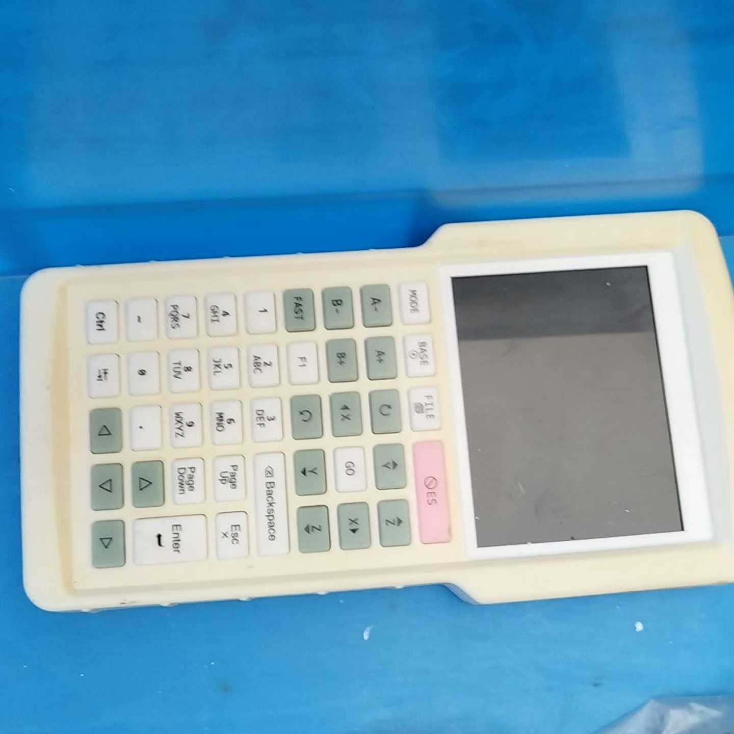 询价IFound品牌手持设备，白色外壳，带显示屏，按键完整。功能