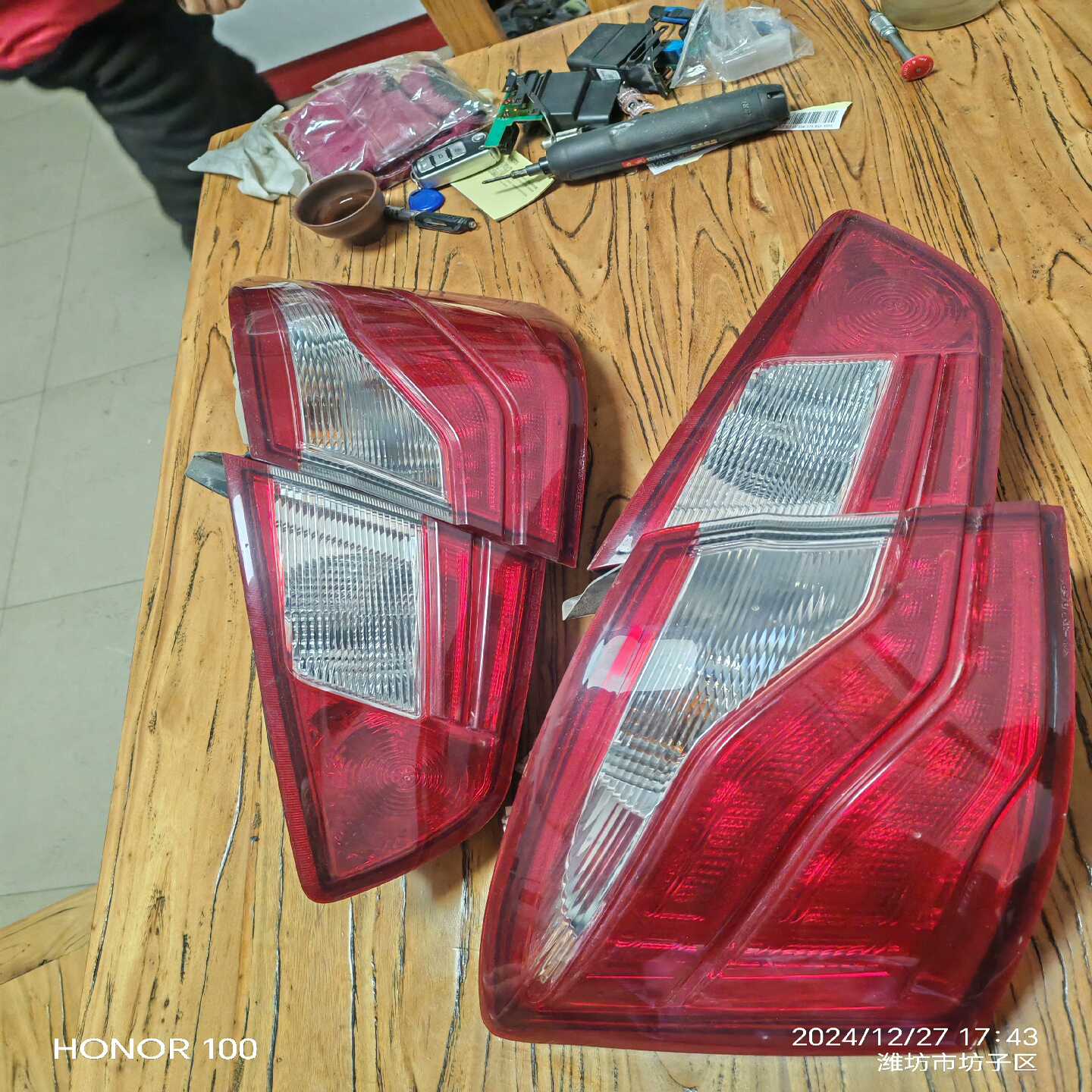 出售东南V5菱致12-14款后尾灯，实物拍摄，成色完好无损。--议价