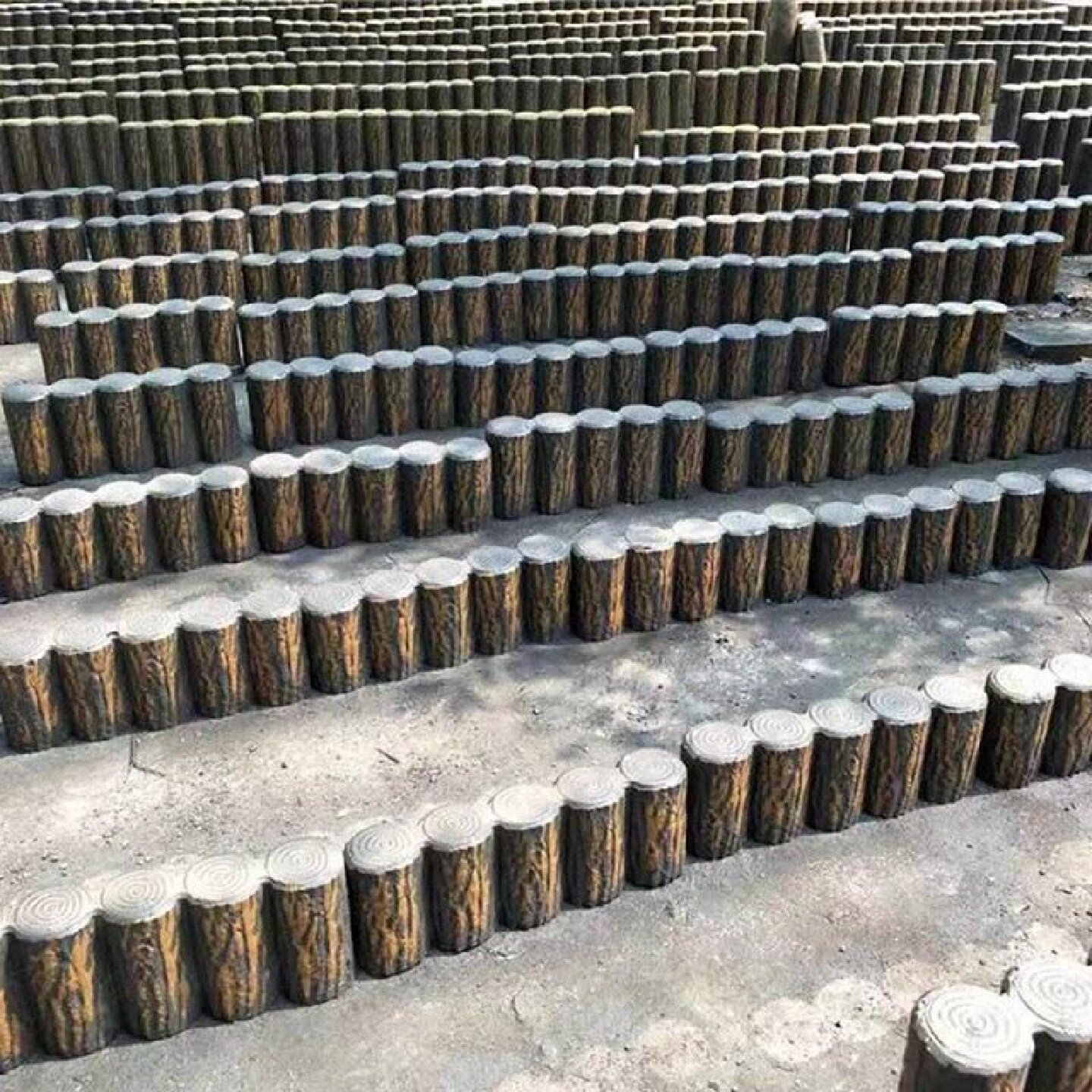 水泥仿木树桩景区河道砼圆木墩子篱笆栅栏混凝土仿木护栏仿松木桩
