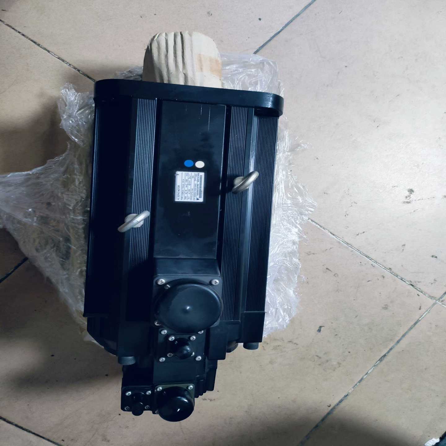 安川电机SGMGH-75A2A-YR14，库存备用机，成色如--议价商品