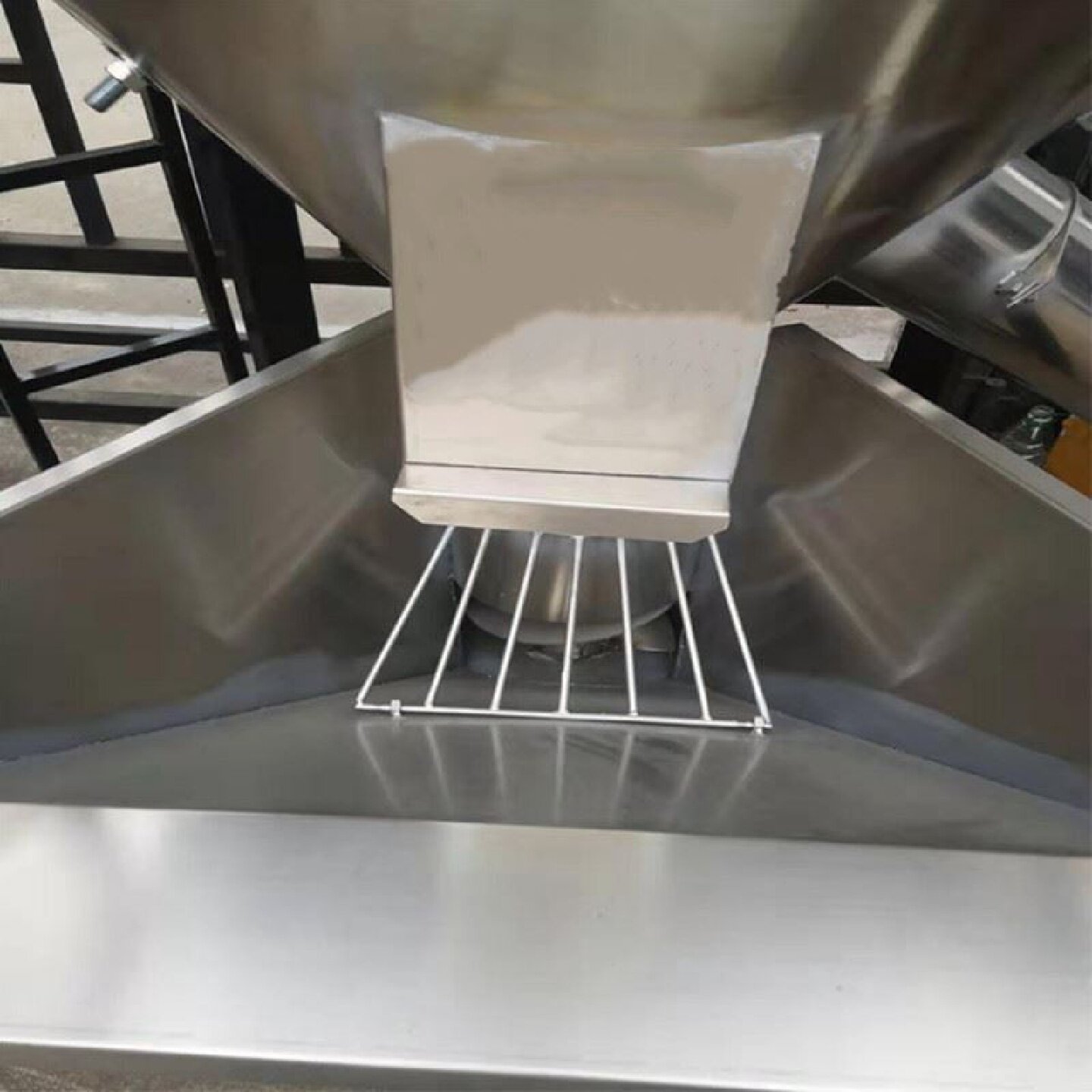 家用镀锌板立式玉米饲料搅拌粉碎一体机自吸无尘猪牛羊鸡养殖设备