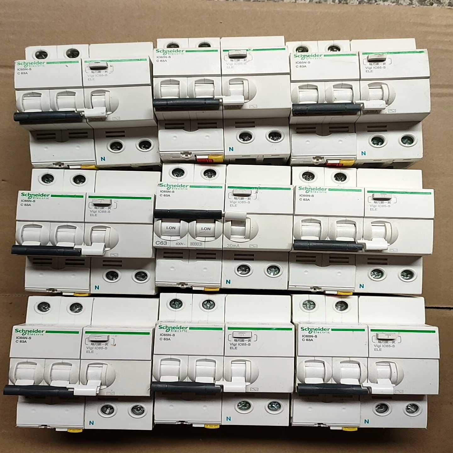 施耐德iC65N-S2p漏电保护器，正品拆机，成色如图，一