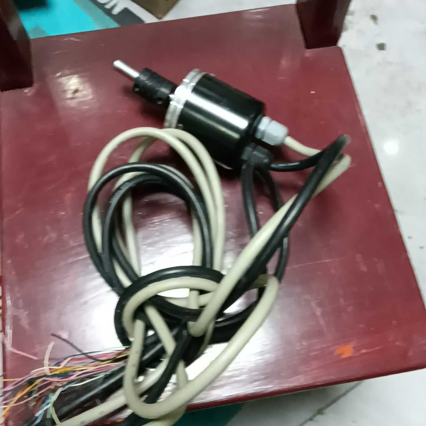 出一款黑色的JBL组合音响电源适配器，型号为TB280。这款--议价商