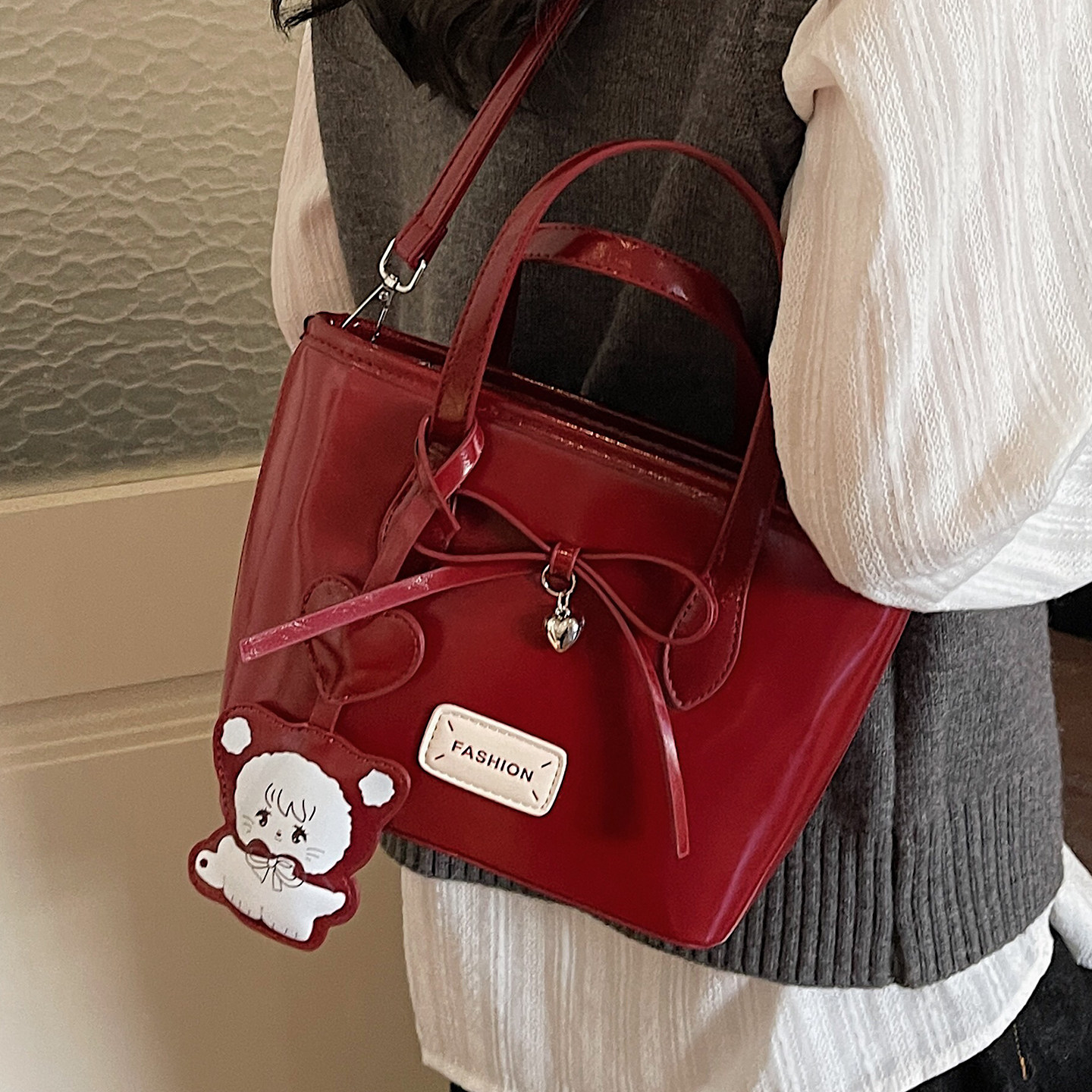 今年流行红色手拎水桶包女2025新款冬季复古韩系蝴蝶结单肩斜挎包