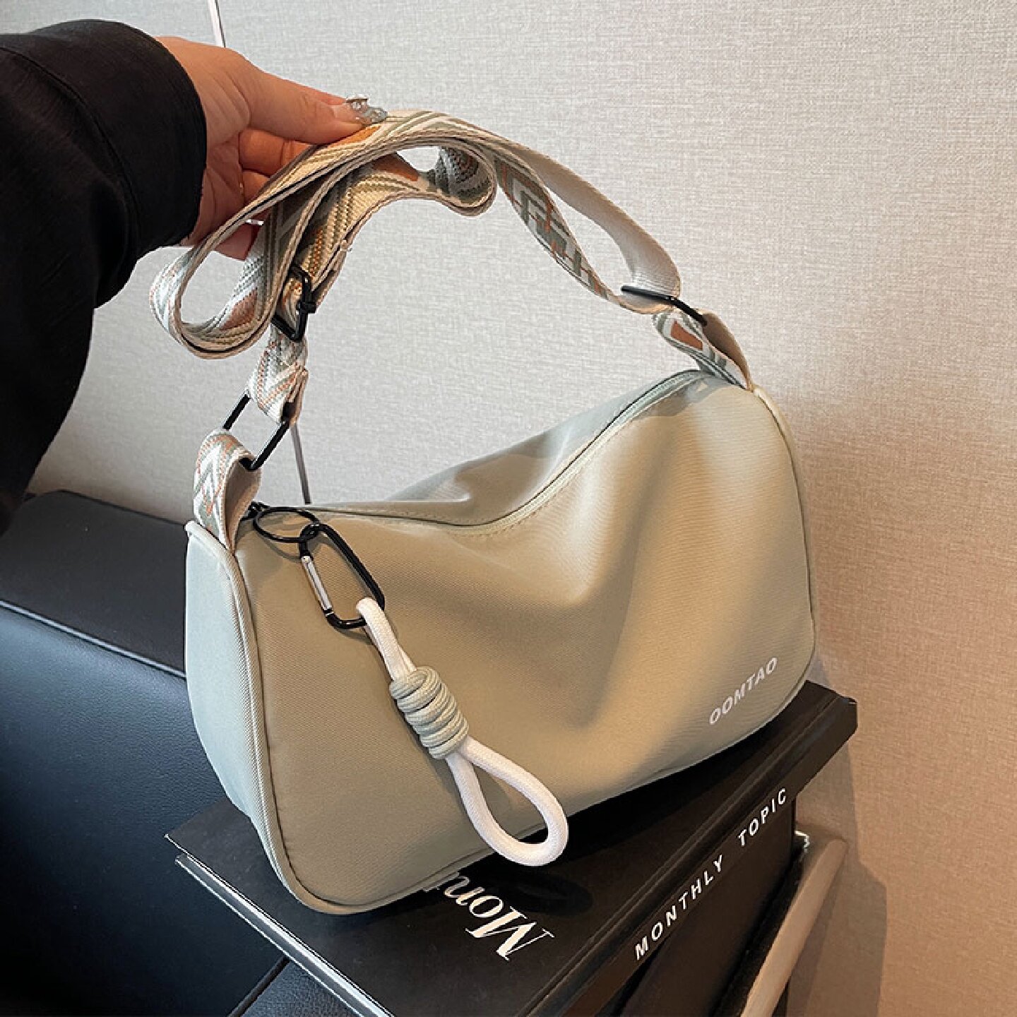 休闲尼龙布包包女士2025新款时尚斜挎枕头包百搭大容量单肩通勤包