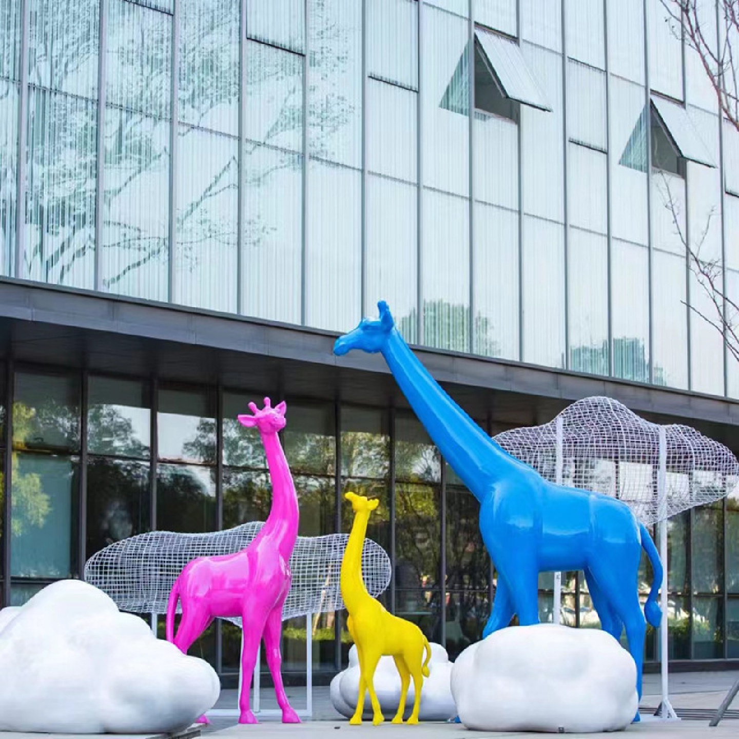 户外几何彩绘长颈鹿玻璃钢雕塑商场园林庭院大型抽象动物装饰摆件
