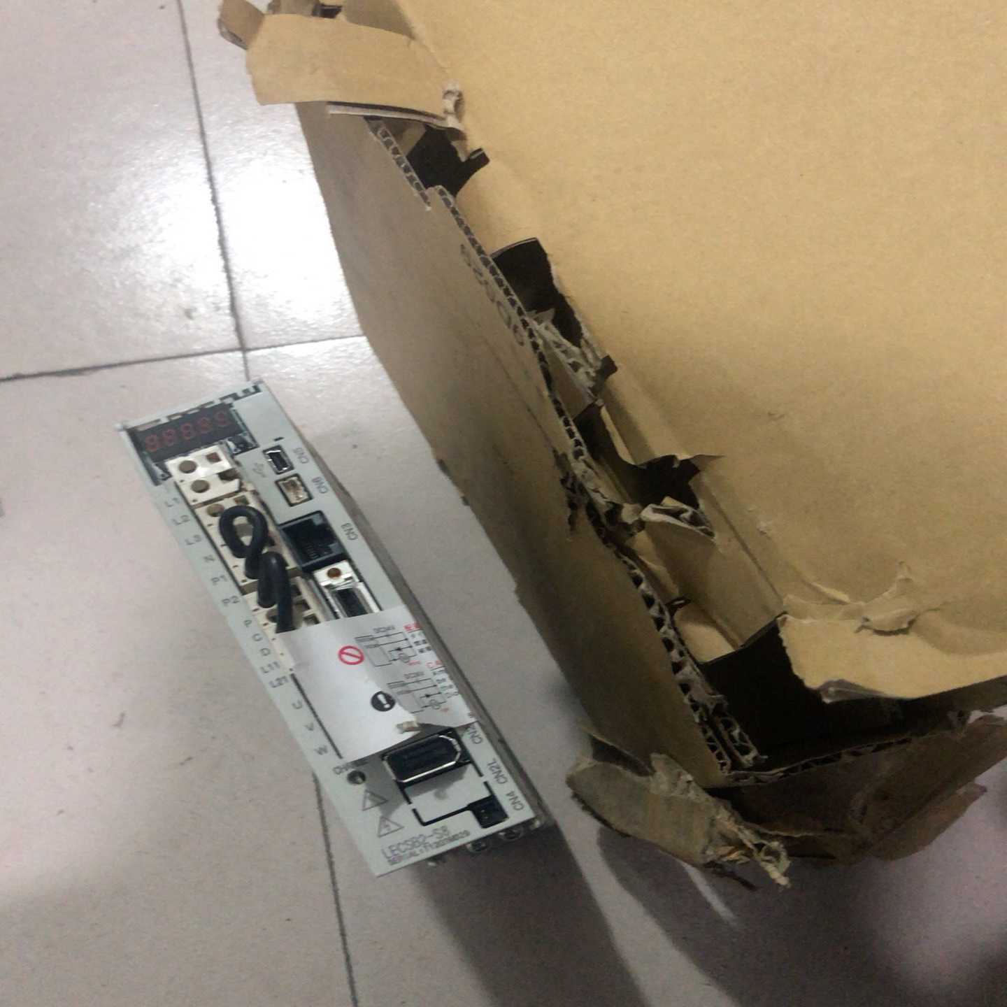 SMC驱动器LECSB2-S8，工程剩余，未使用，两个缺点