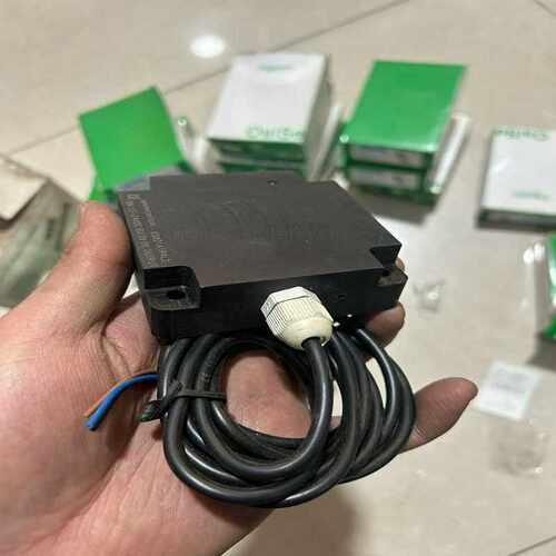 咨询-埃司顿EM3A-04AFA241伺服电机400w，有一个单
