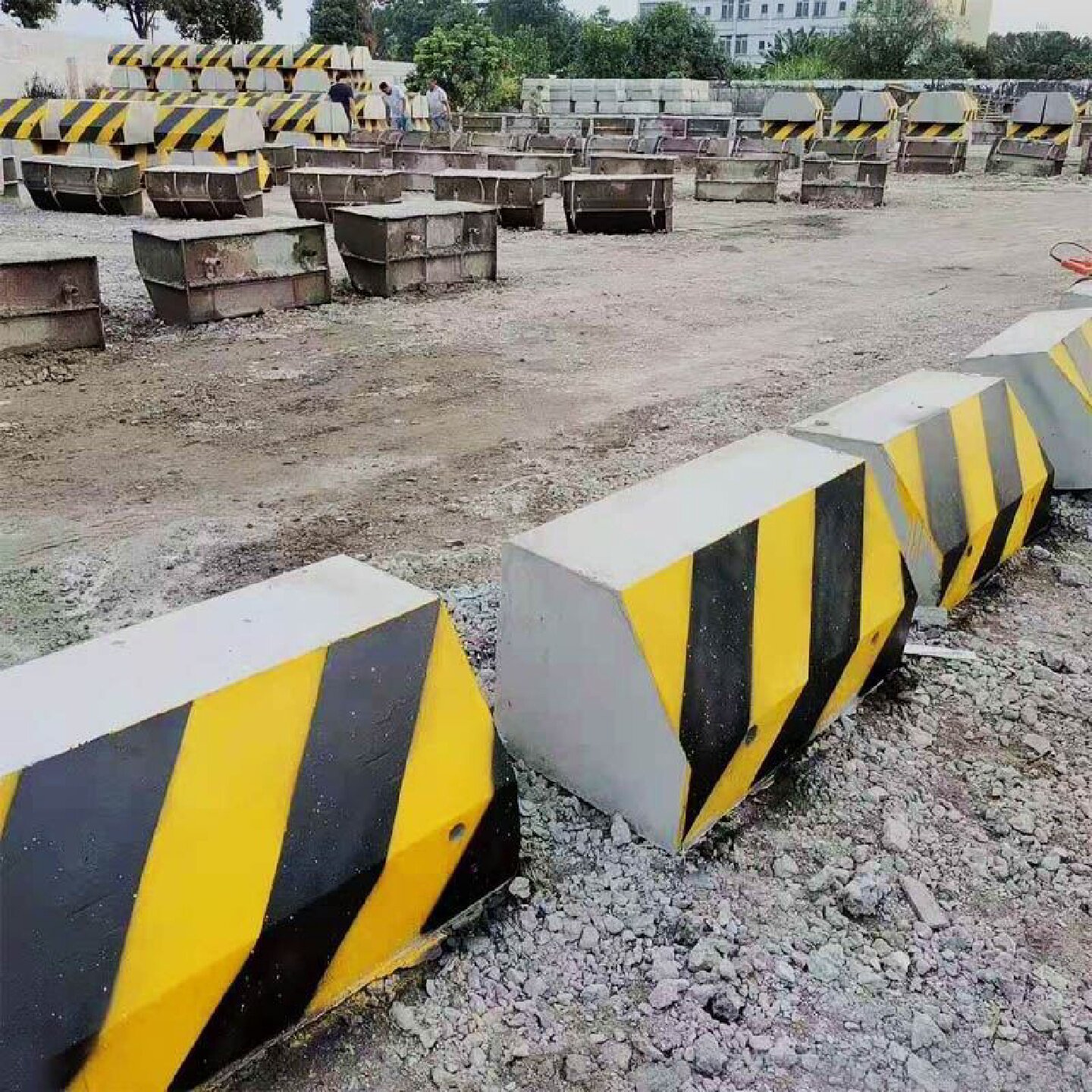 水泥隔离墩高速路口警示墩停车场防撞墩混凝土水泥底座路障隔离墩