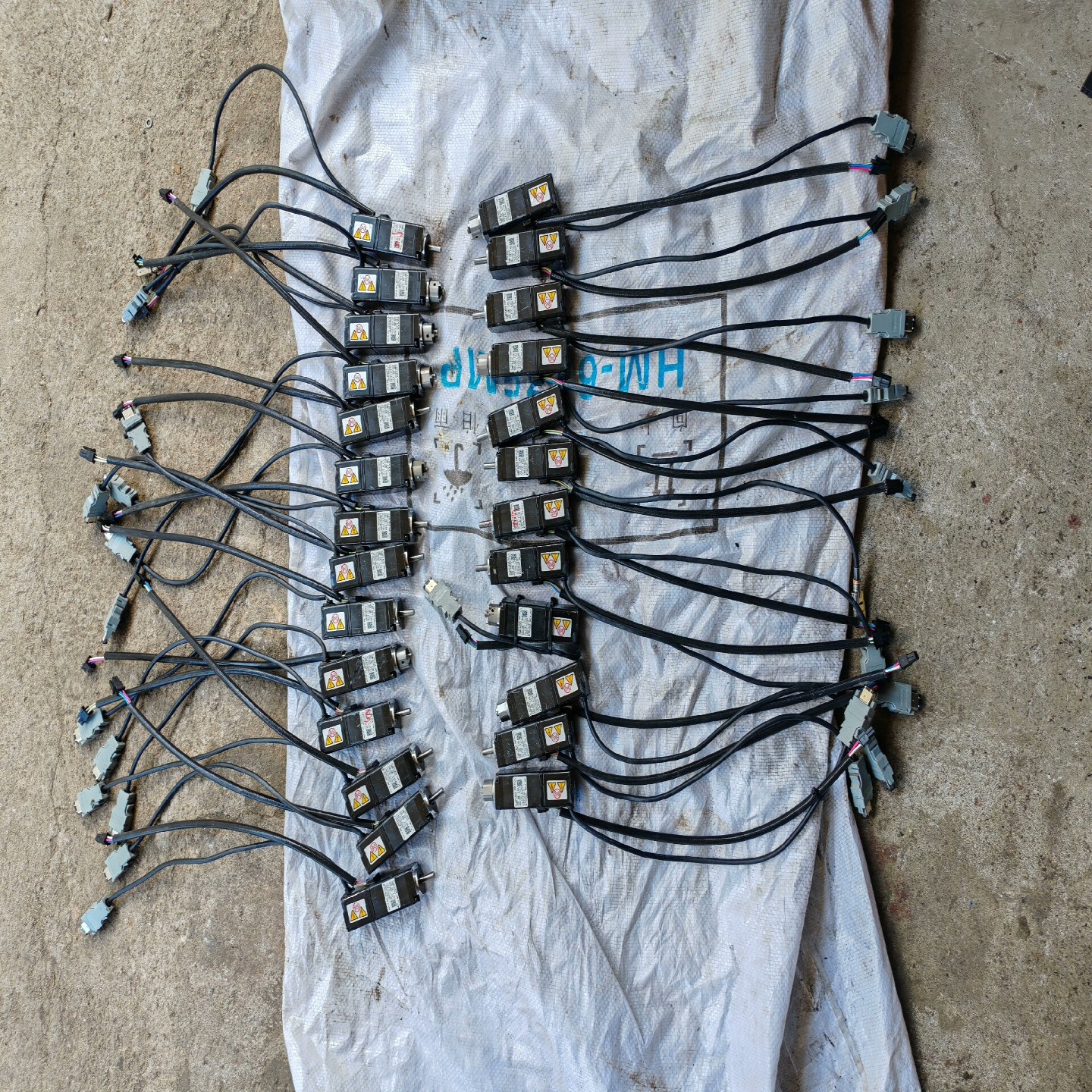 【请询价】安川伺服电机 SGMMV-A3A2A21共26个轴用手转动