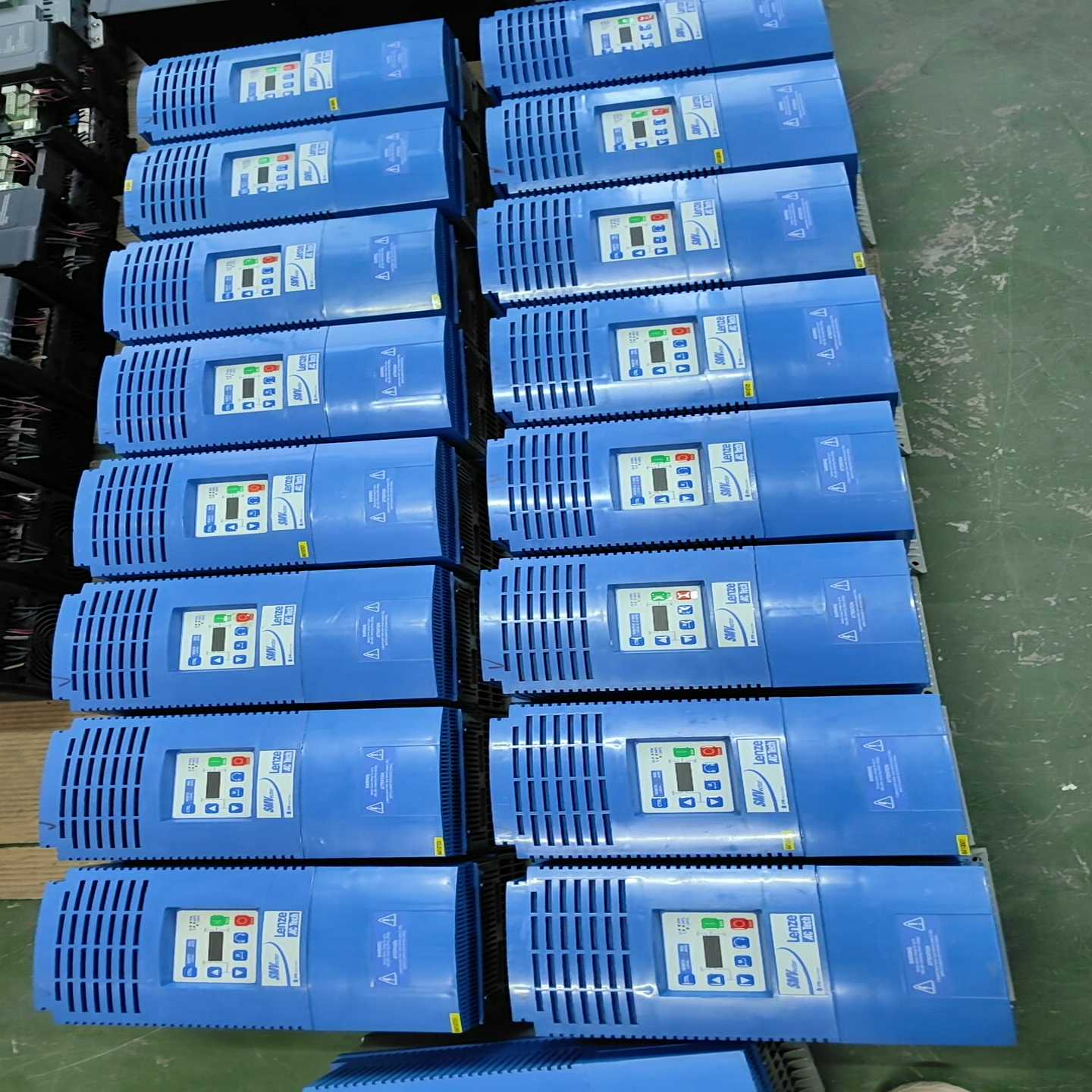 【议价】伦茨ESV183N04TXV-CC变频器功能正常成色如图