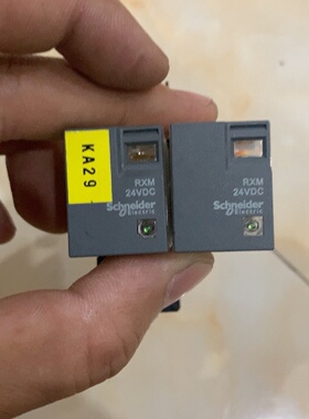 议价施耐德继电器：RXM2LB2BD、24VDC、5A。实物拍摄