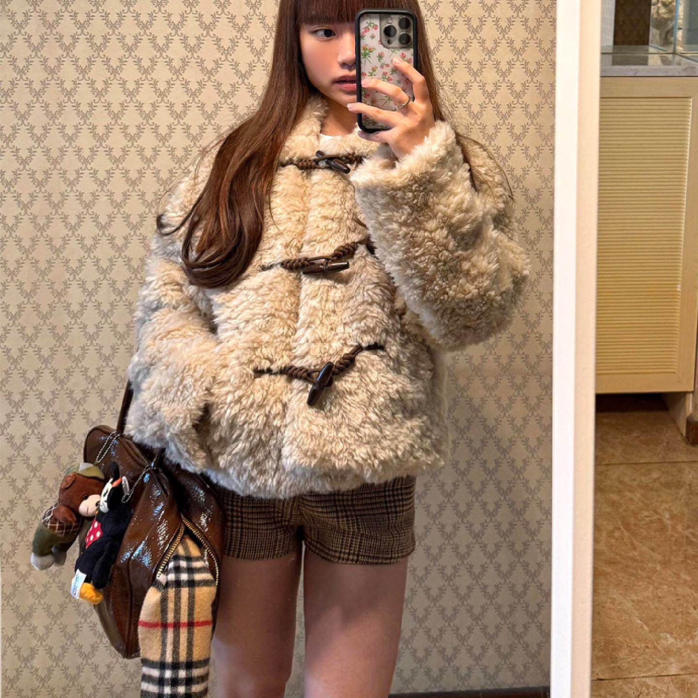 2025秋冬新款羊羔毛外套女短款宽松加厚高级洋气牛角扣羊羔绒上衣