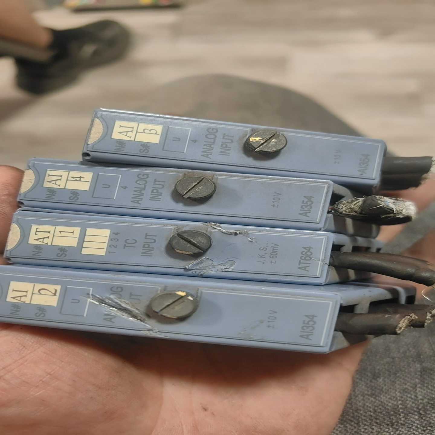 咨询-pLc模块Al354有3个，AT664有1个，下来