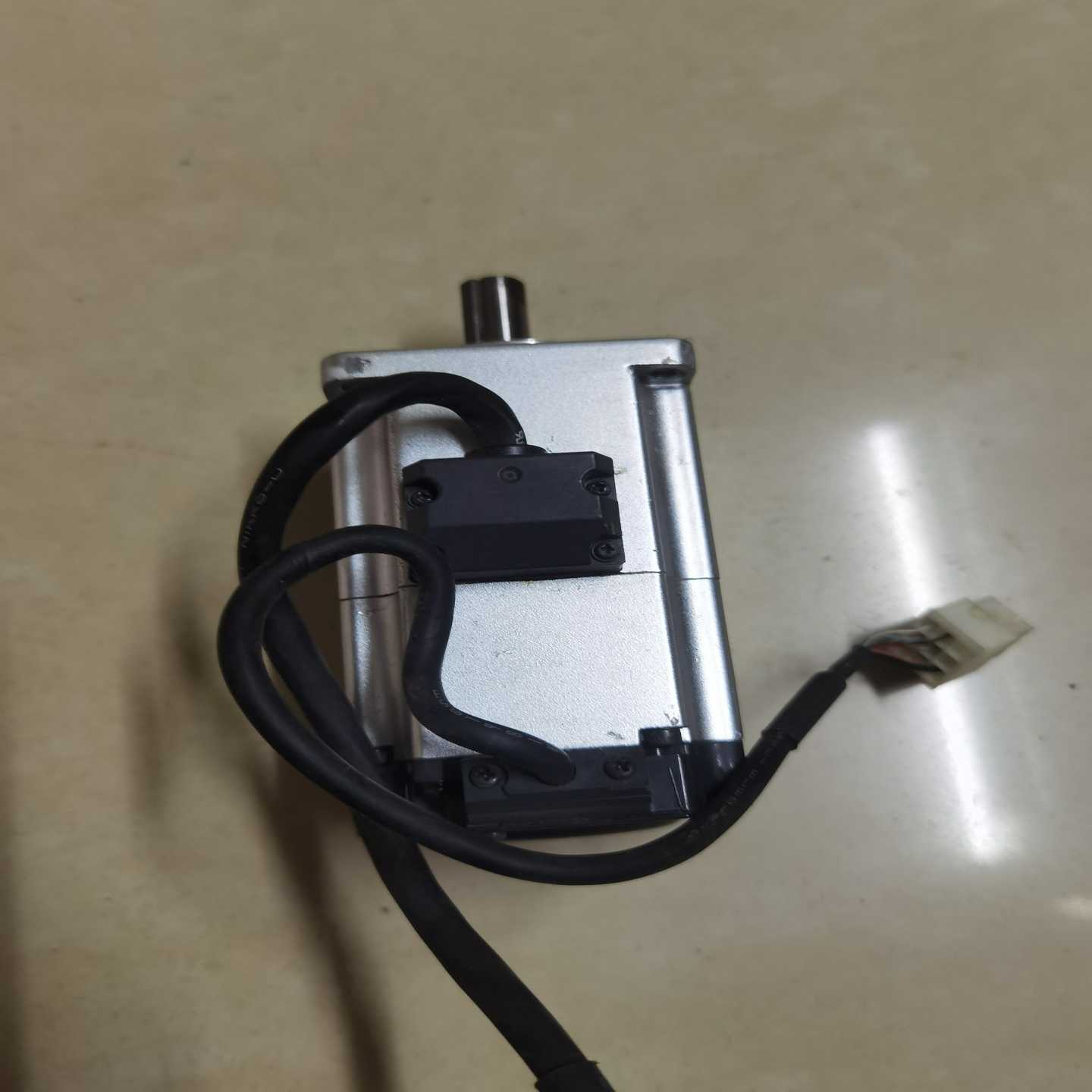 松下A6伺服电机MHMF022L1V2M，0.2kw实物图拍--议价商品