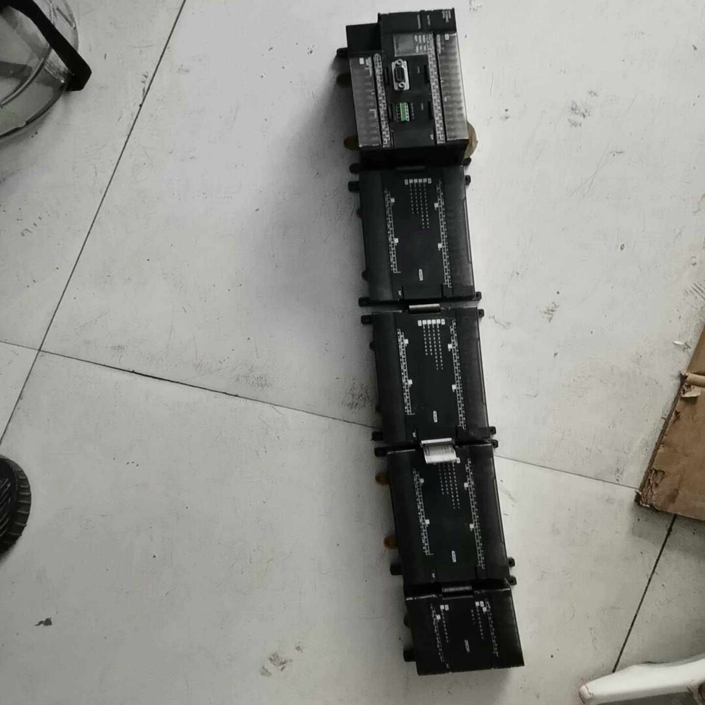 欧姆龙PLC系统一套，主机一台，括展模块四个。一套五个如图，-议