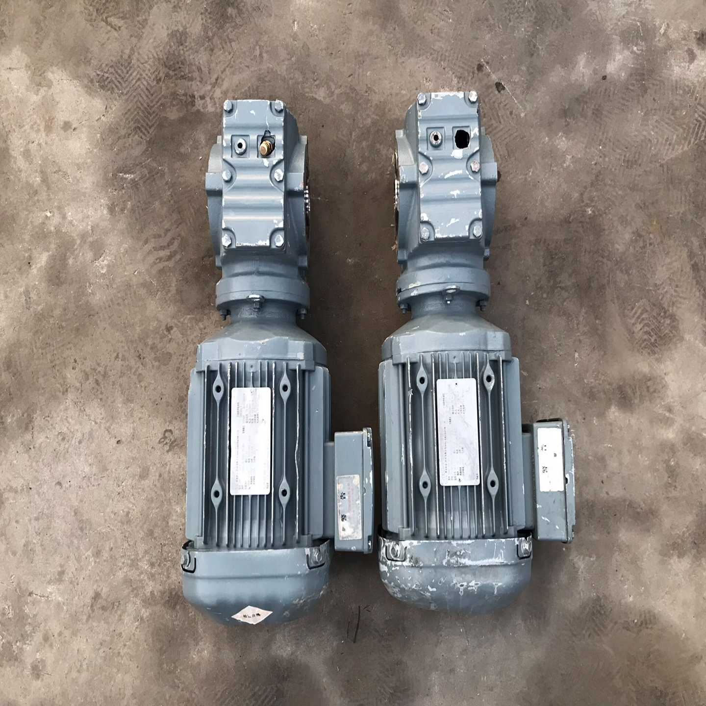 两台sew立式齿轮减速机，SA47DRE90L4，速比1:（零零电子）